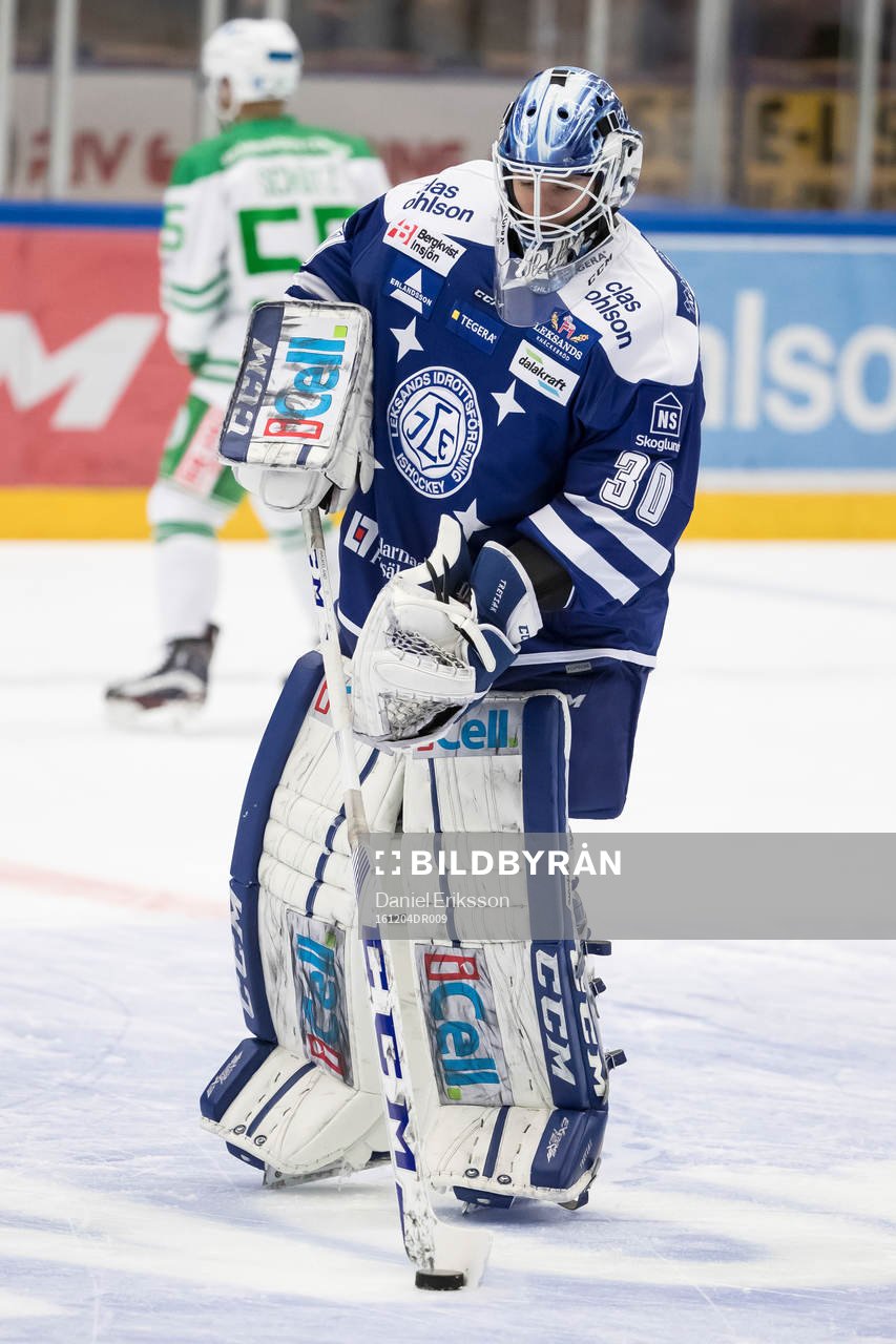 Leksands målvakt Henrik Haukeland vid uppvärmningen innan