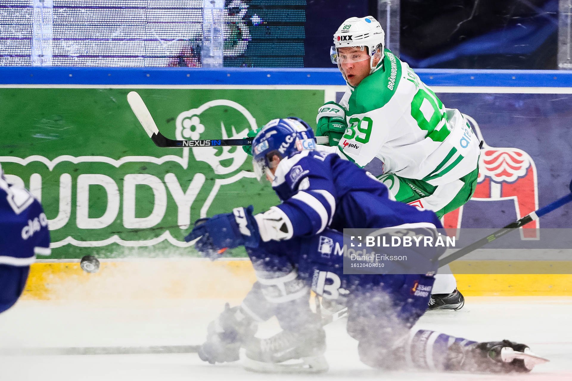 Leksands Joe Piskula försvarar mot Rögles David Åslin