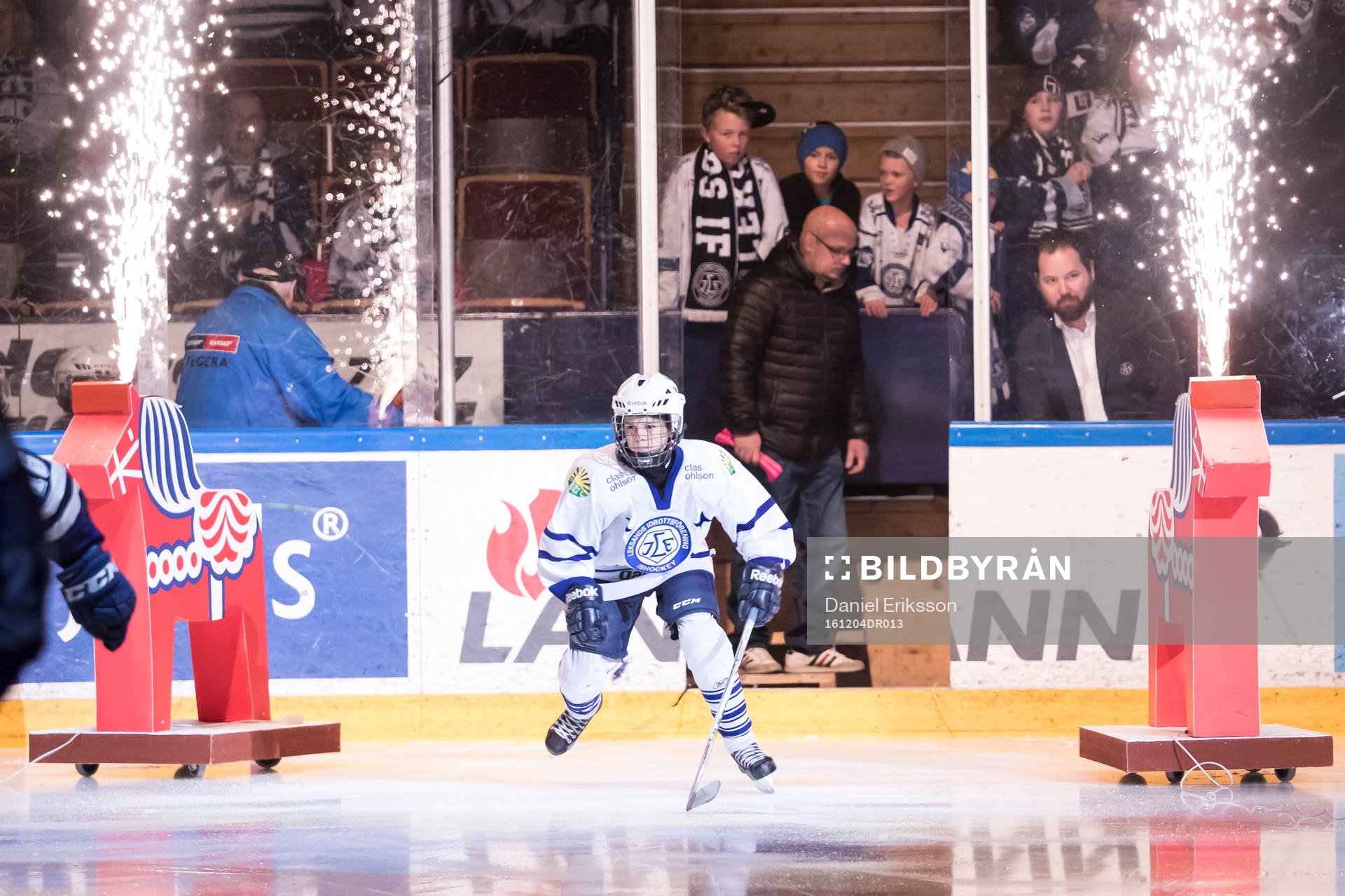 Matchens knatte Zaki Crookes gör entre i ishockeymatchen i