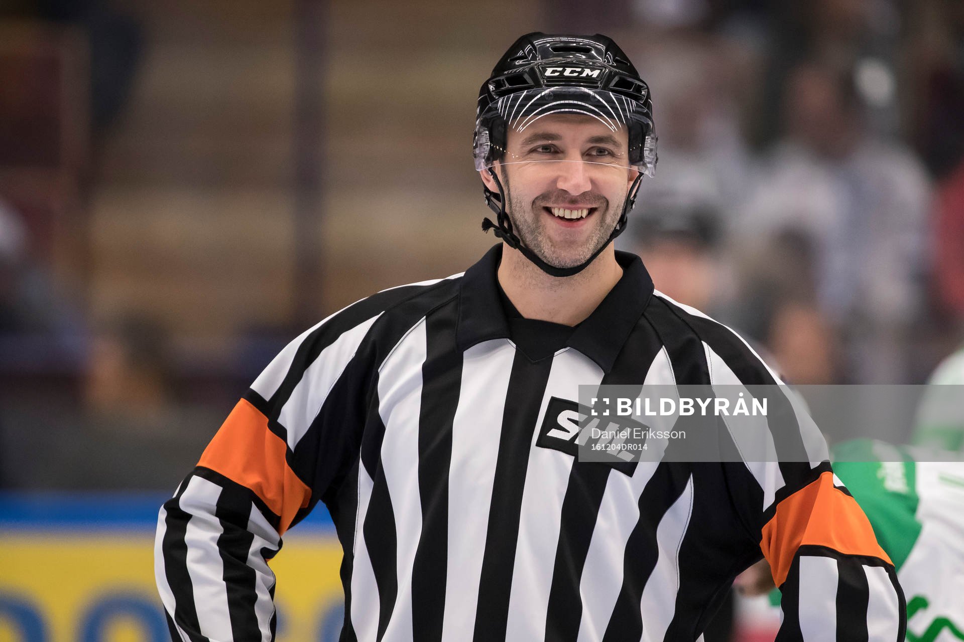 Domare Linus Öhlund i ishockeymatchen i SHL mellan Leksand