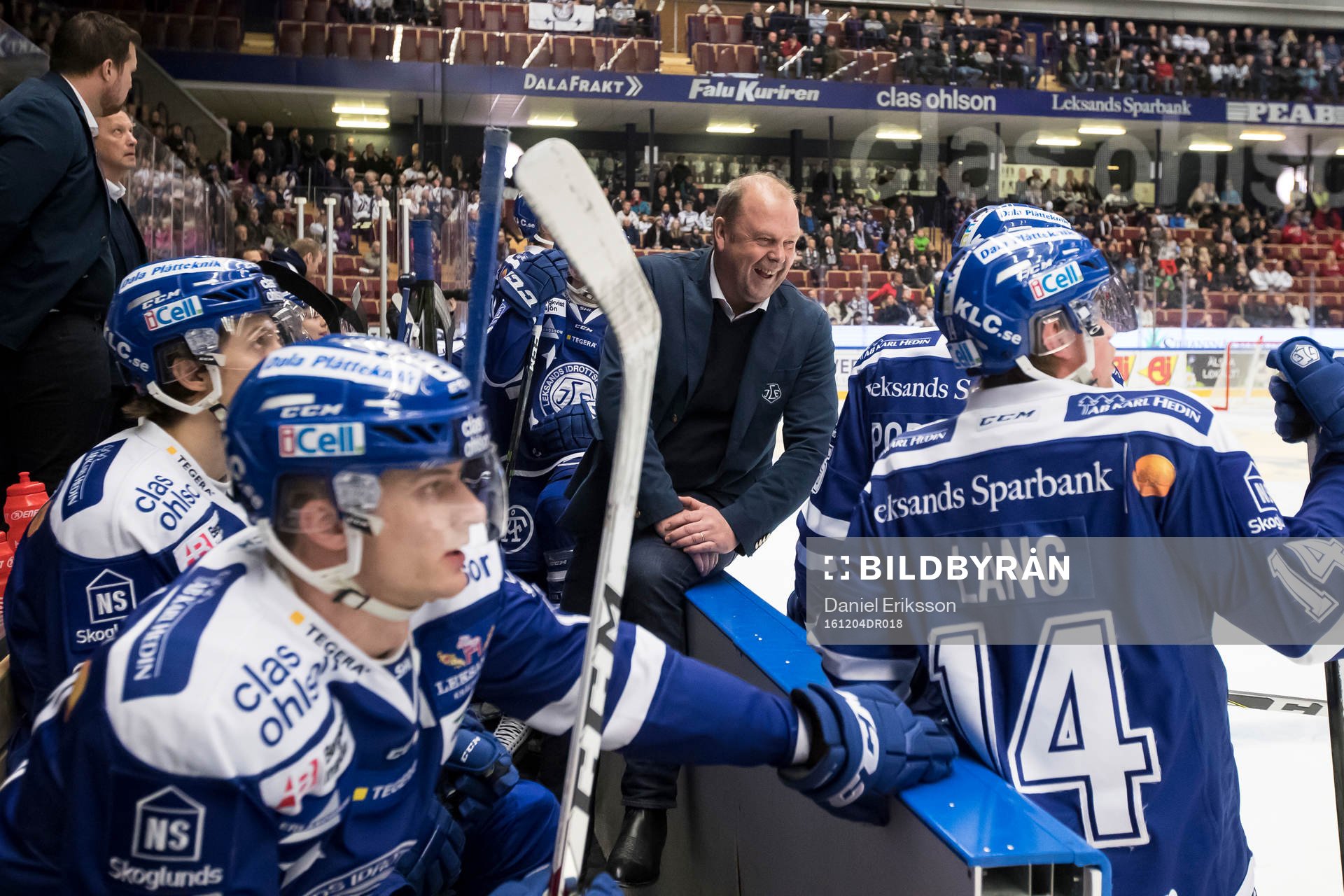 Leksands tränare Per-Erik Johnsson  i ishockeymatchen i