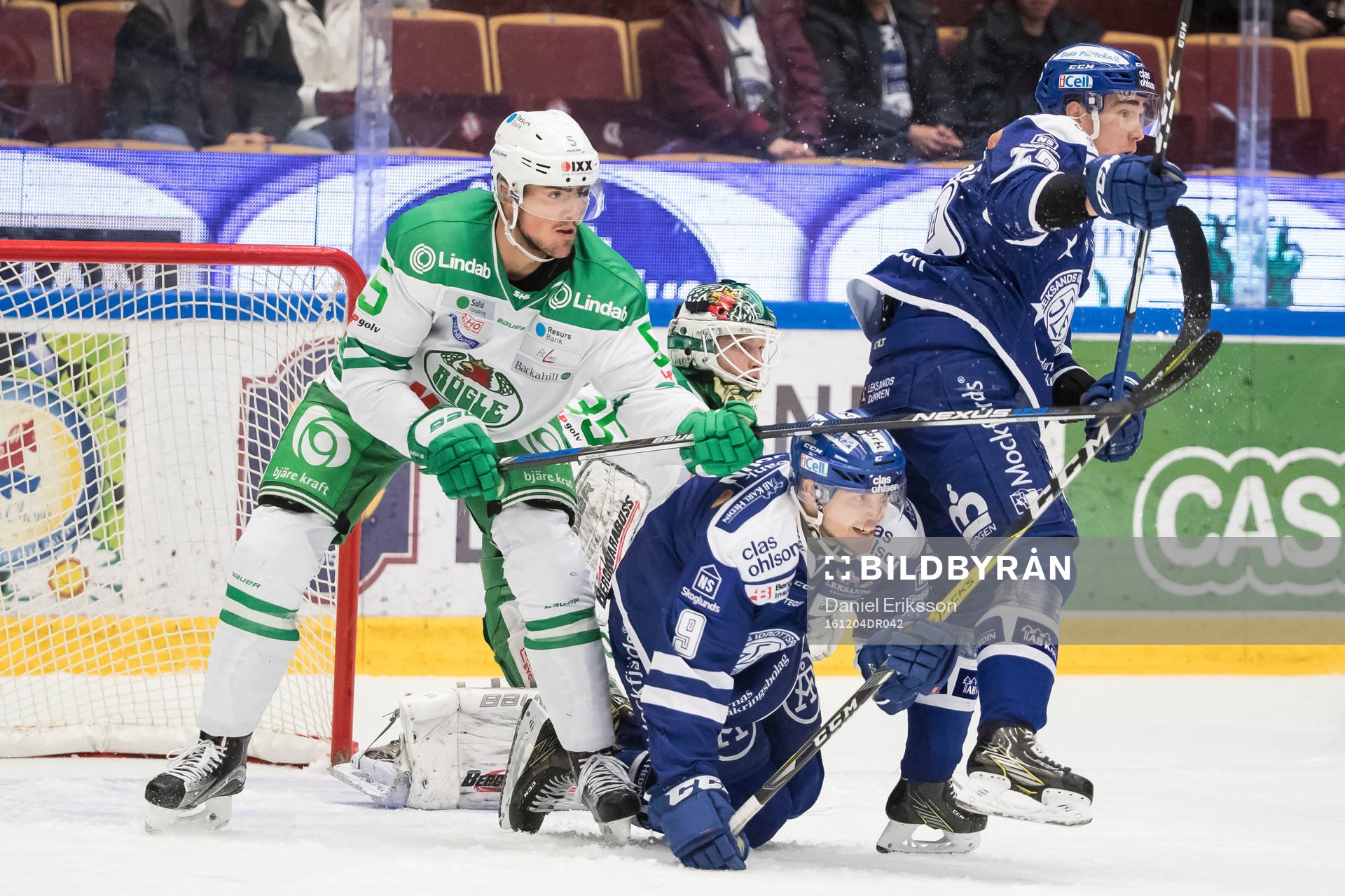 Rögles Alen Bibic försvarar framför Rögles målvakt