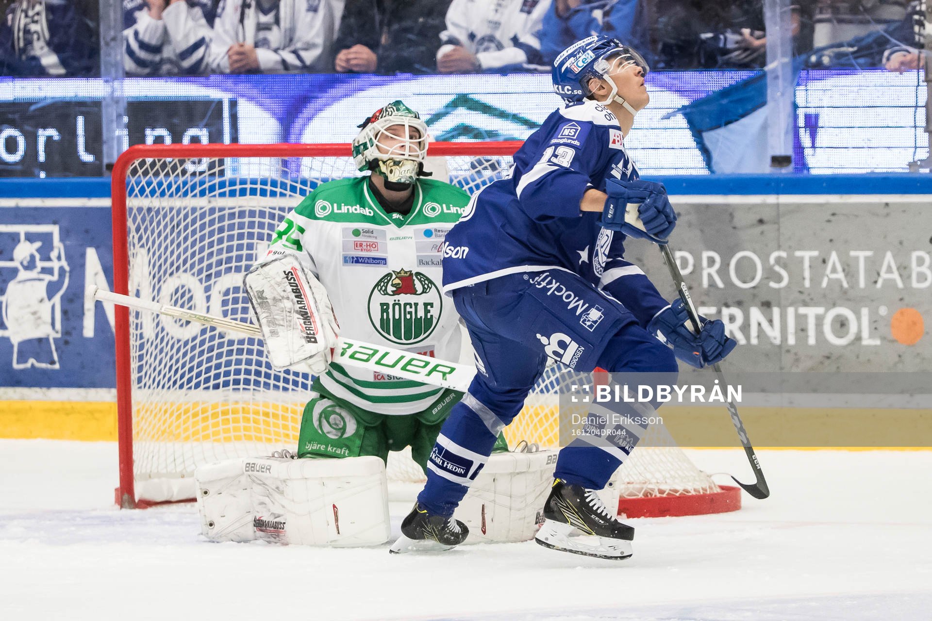 Leksands Jon Knuts framför Rögles målvakt Oscar Dansk  i