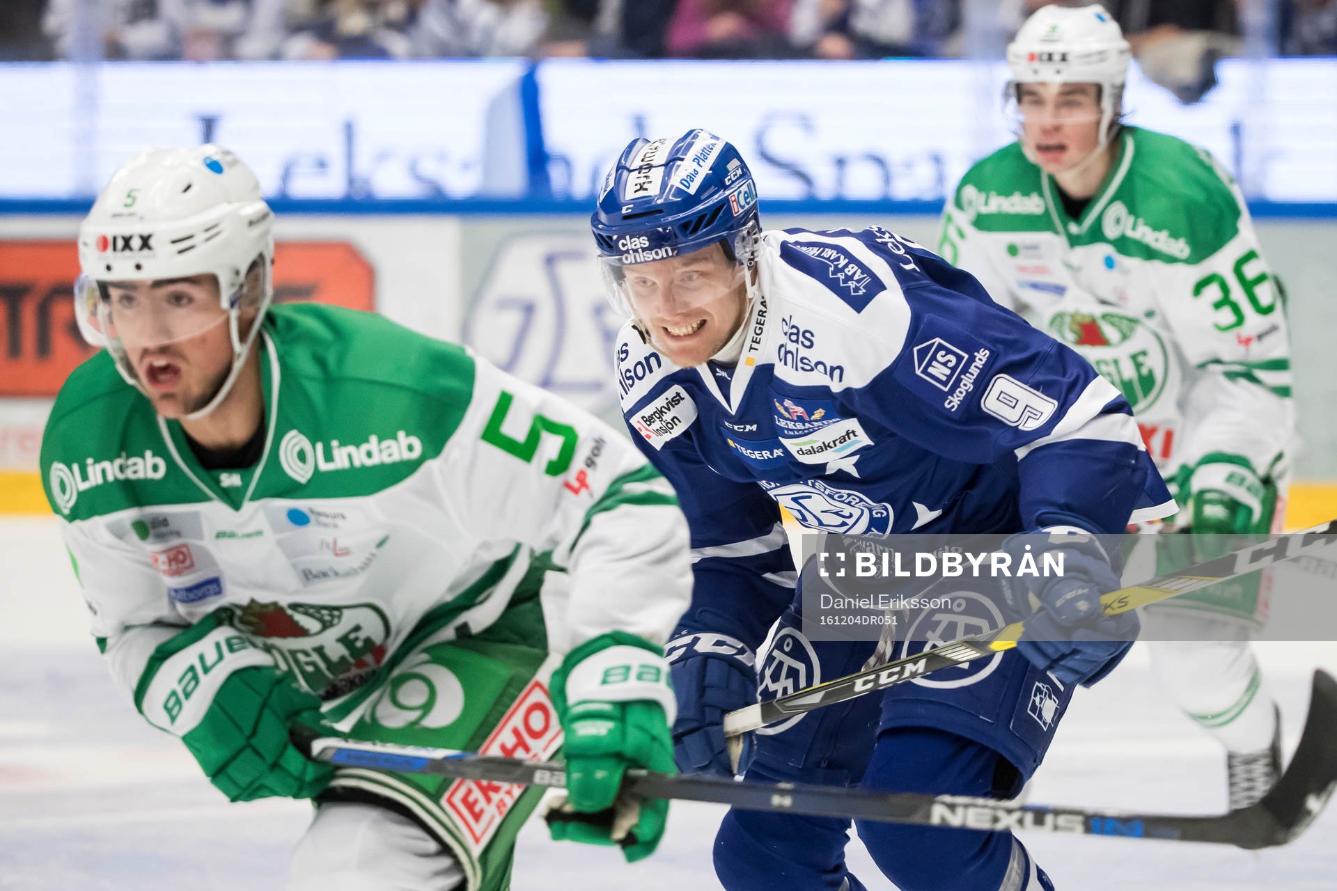 Leksands Lukas Ericsson jagar Rögles Alen Bibic  i
