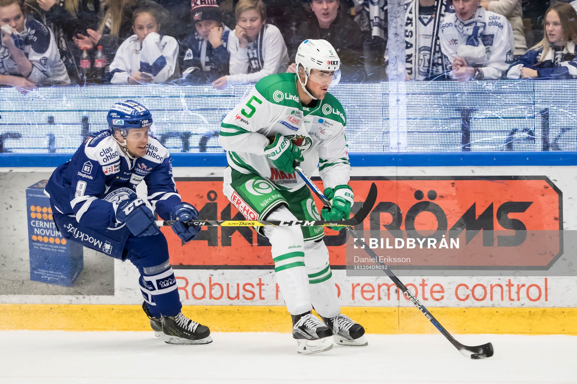 Leksands Lukas Ericsson jagar Rögles Alen Bibic  i