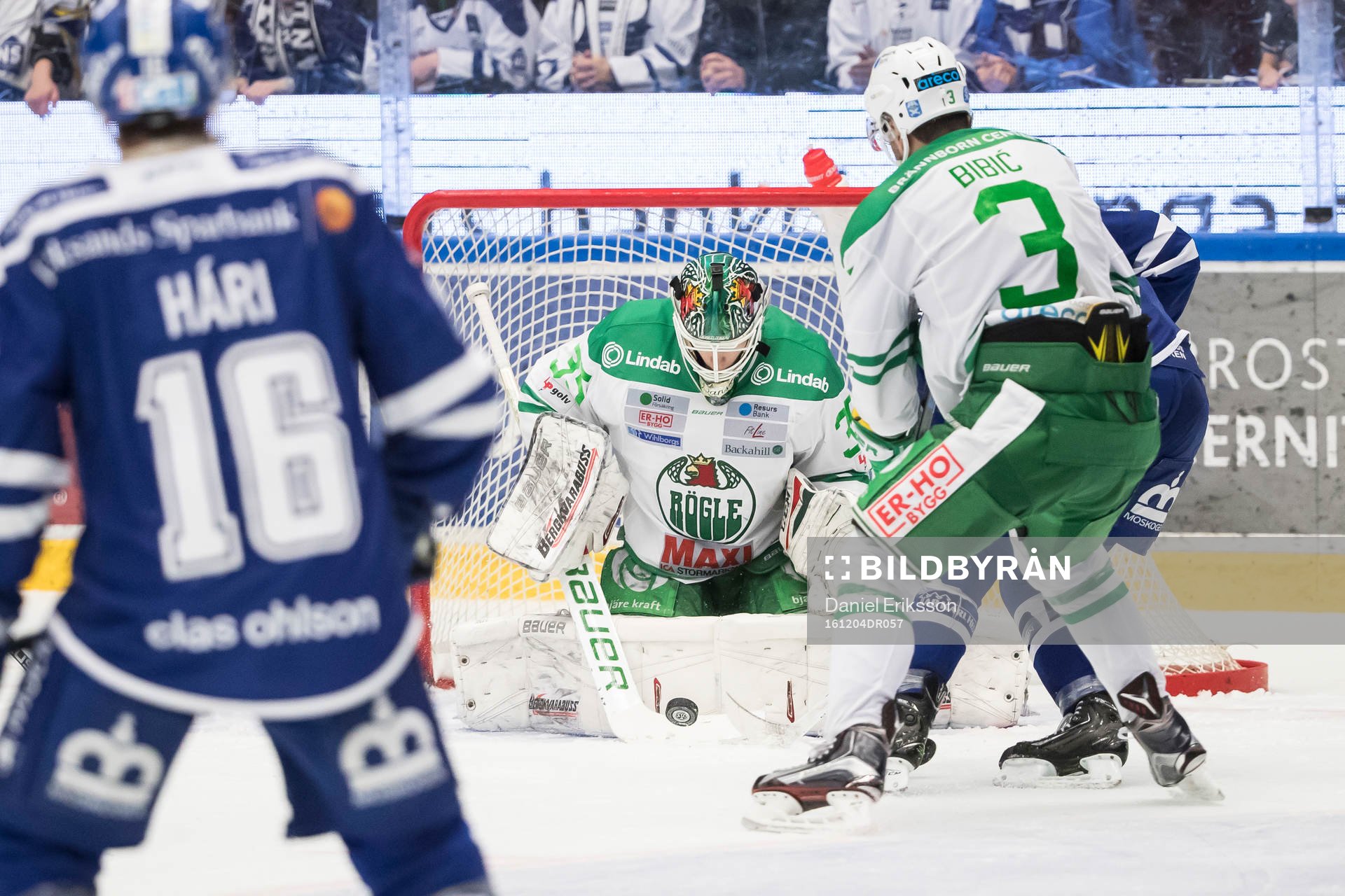 Rögles målvakt Oscar Dansk räddar skott i