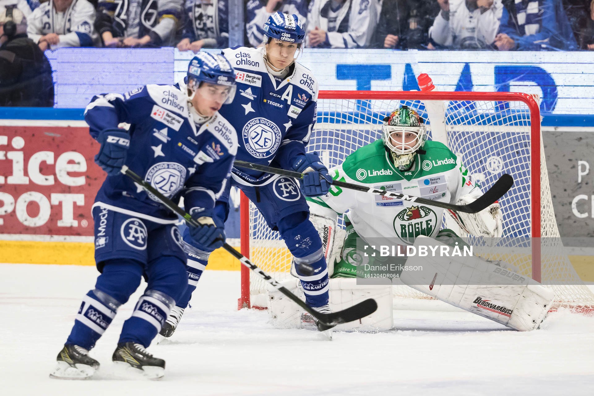 Leksands Jon Knuts framför Rögles målvakt Oscar Dansk  i