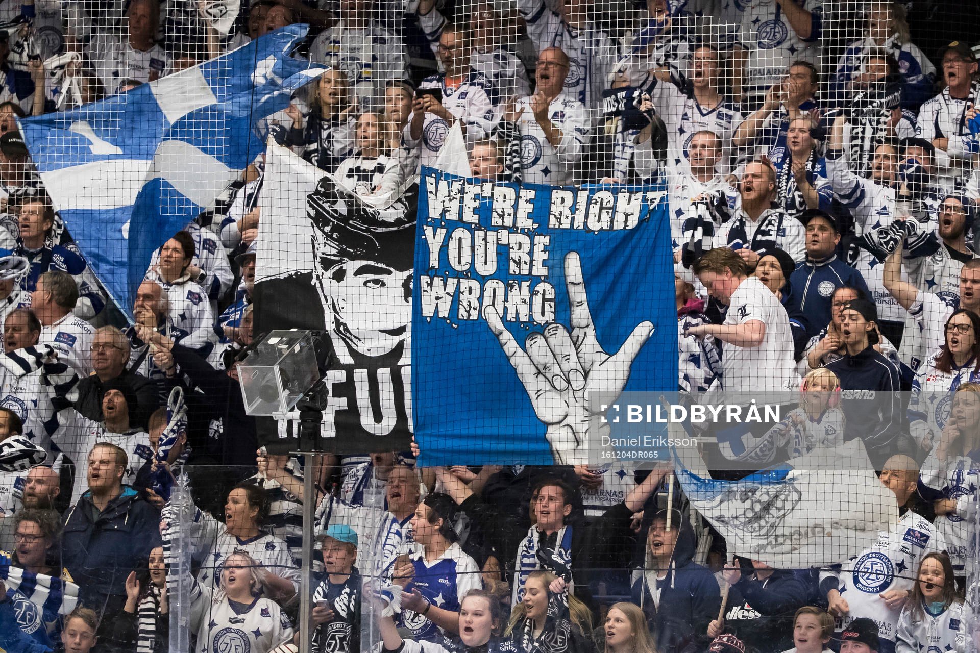 Leksands supportrarna jublar i ishockeymatchen i SHL mellan