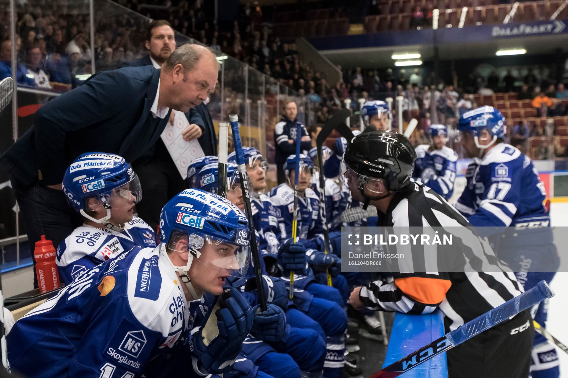 Leksands tränare Per-Erik Johnsson i samtal med domare