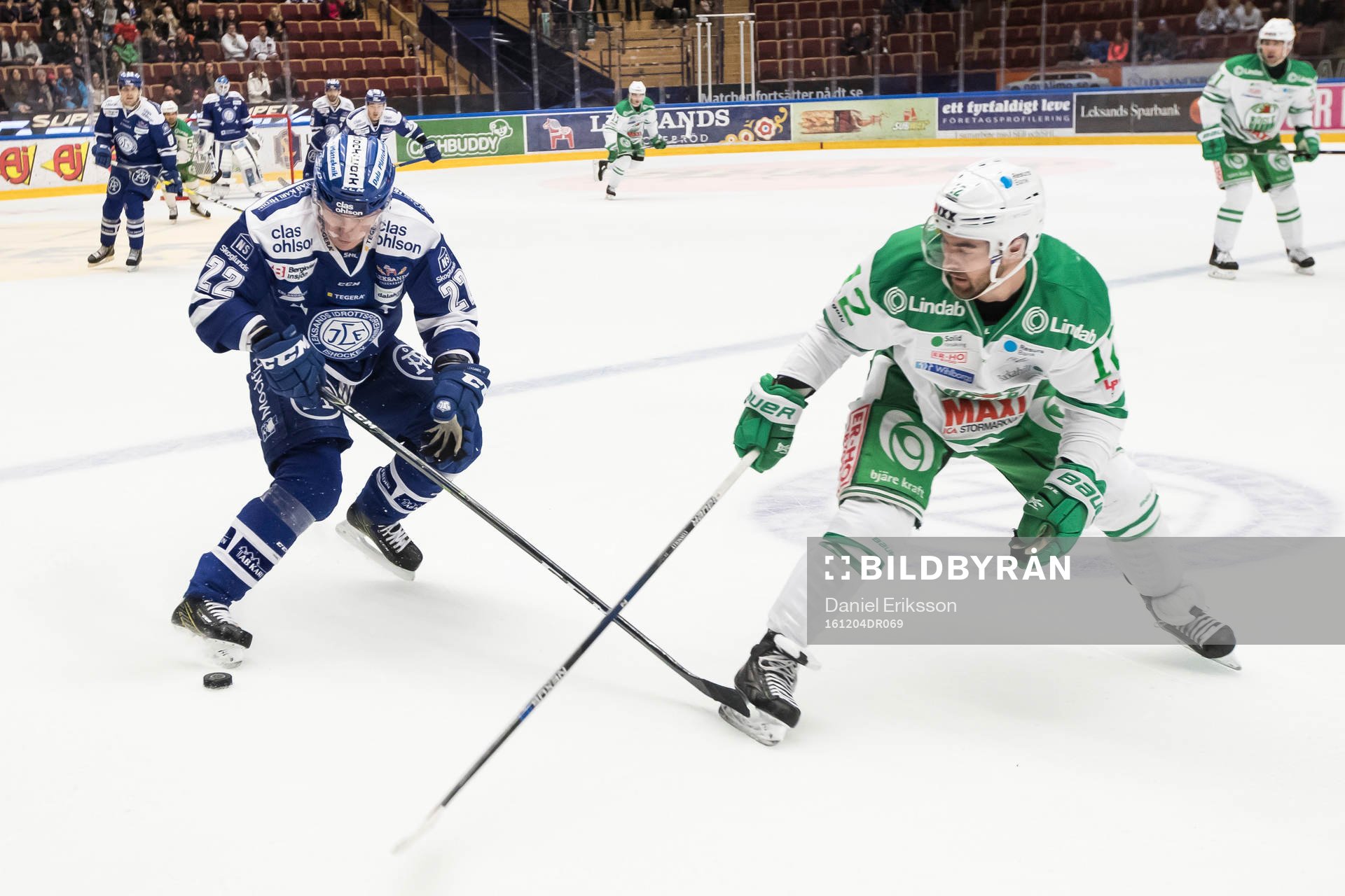 Leksands Martin Grönberg i kamp om pucken med Rögles Jack