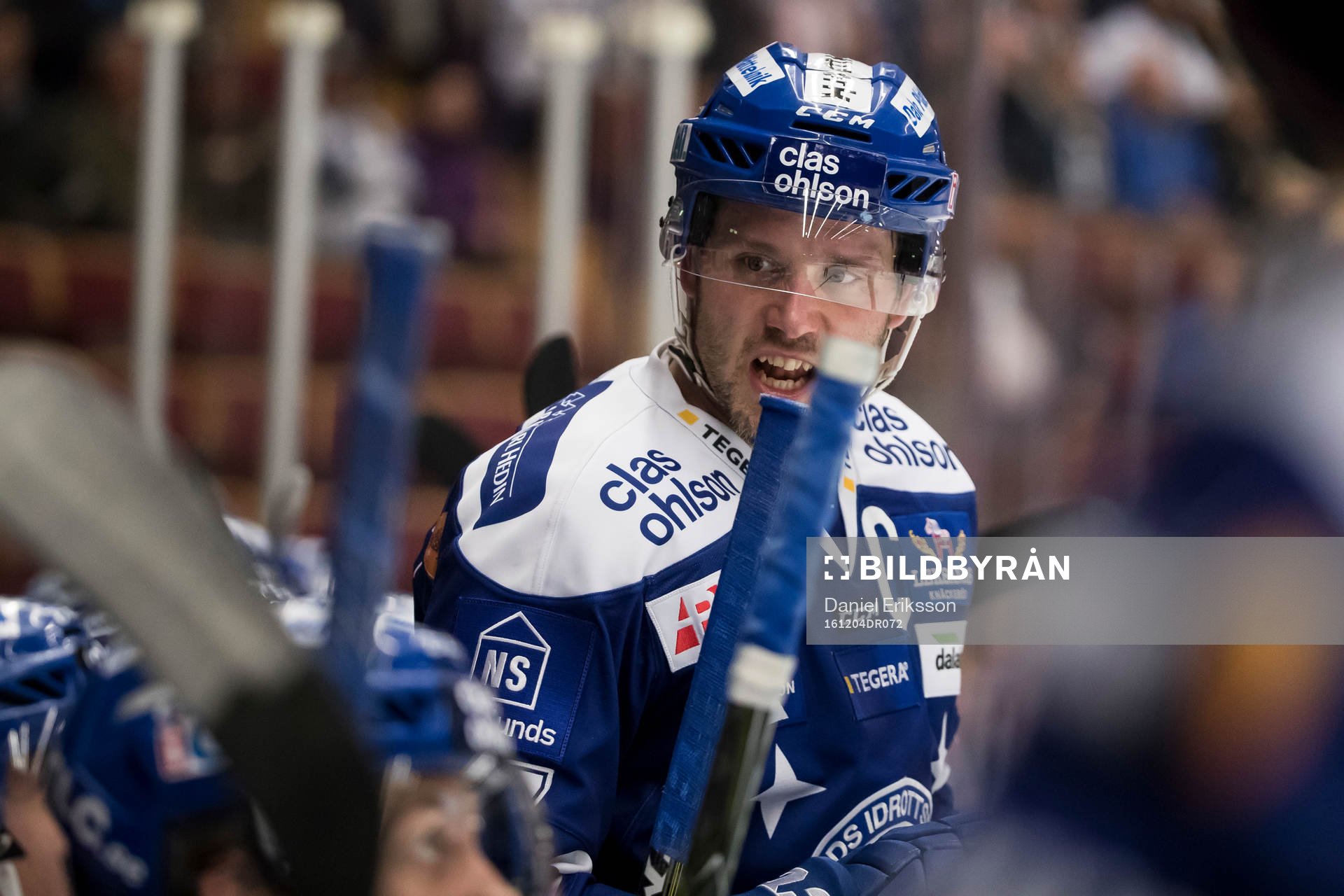 Leksands Jesper Ollas  i ishockeymatchen i SHL mellan