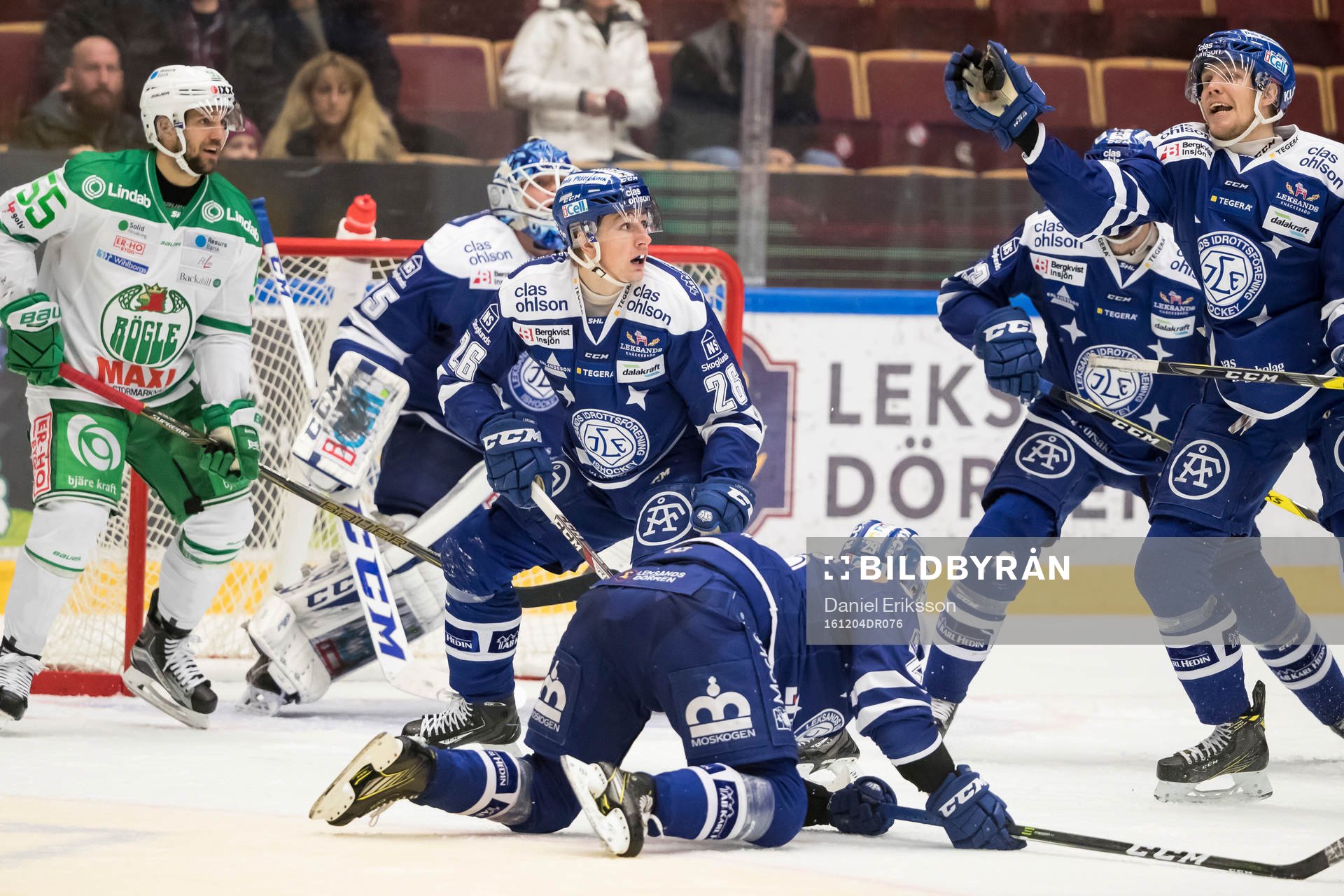 Leksands Lukas Ericsson rensar undan pucken med handen