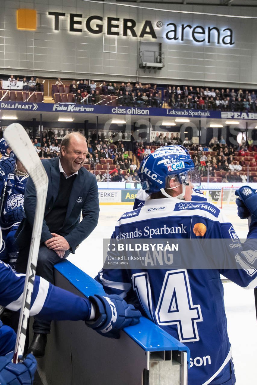 Leksands tränare Per-Erik Johnsson  i ishockeymatchen i
