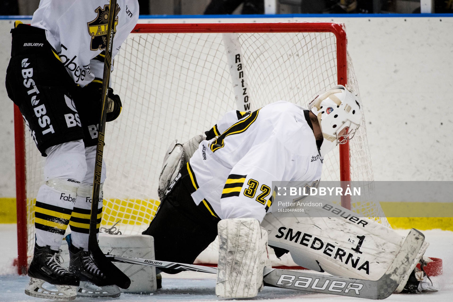 s målvakt Gasper Kroselj tappar in ett skott från