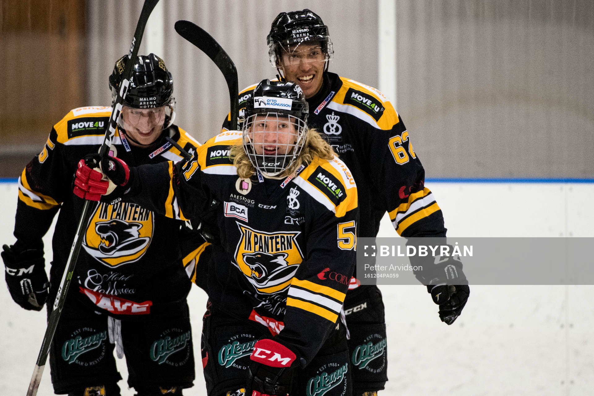 Panterns Marcus Sylvegård jublar med Alex Wemmenborn och