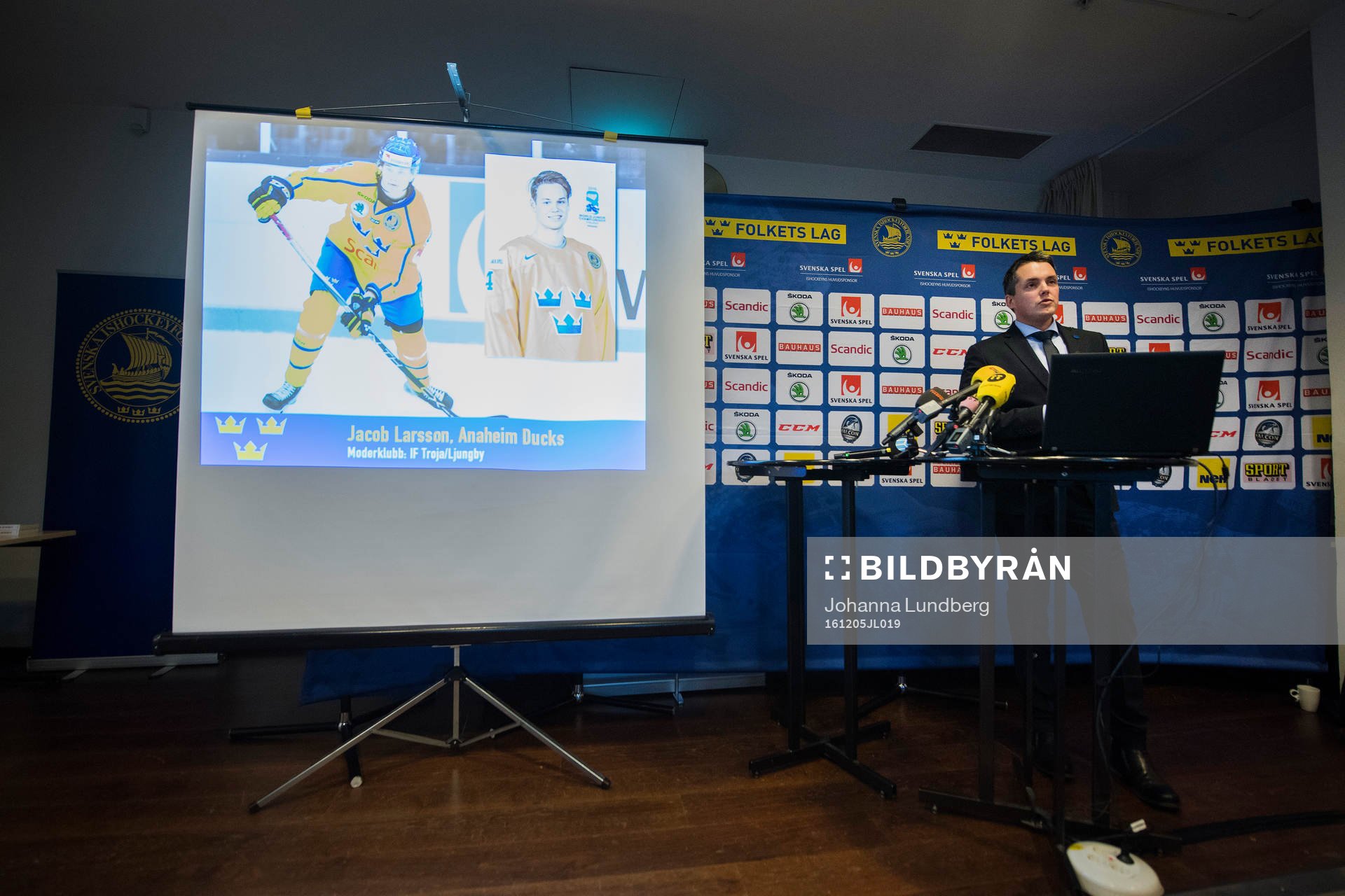 Förbundskapten Tomas Montén presenterar truppen för JVM