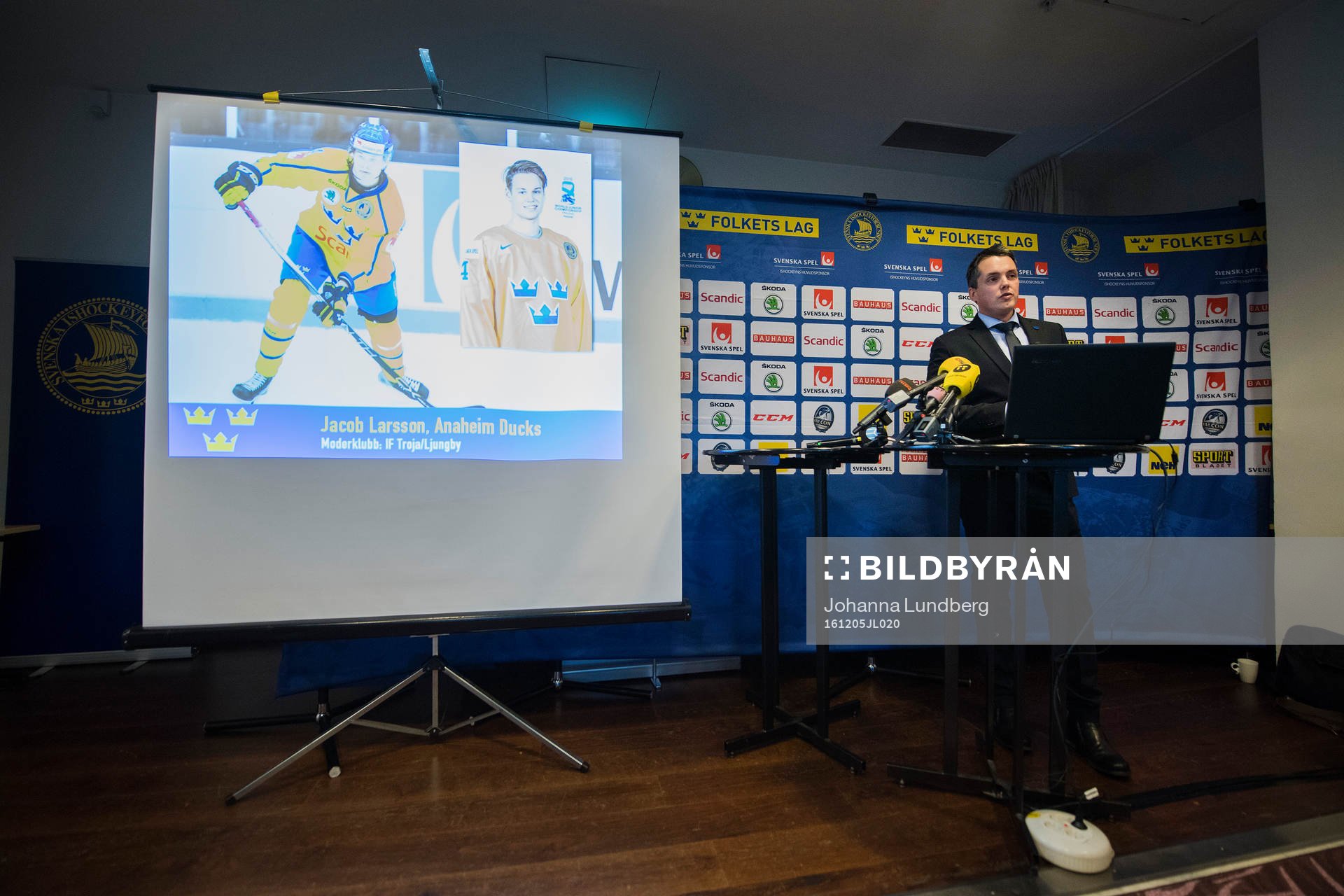 Förbundskapten Tomas Montén presenterar truppen för JVM