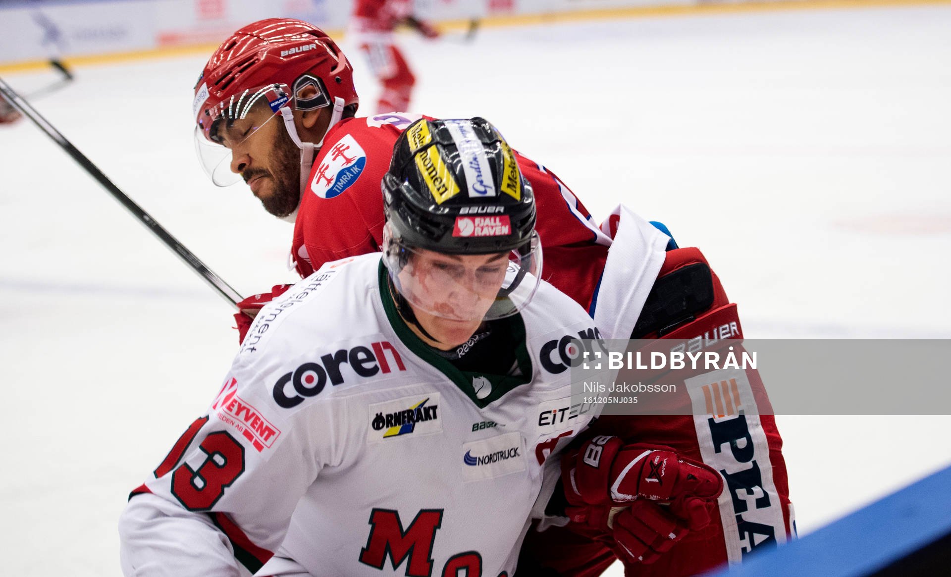 Timrås Jeremy Boyce-rotevall  tacklar Modos David Rundqvist