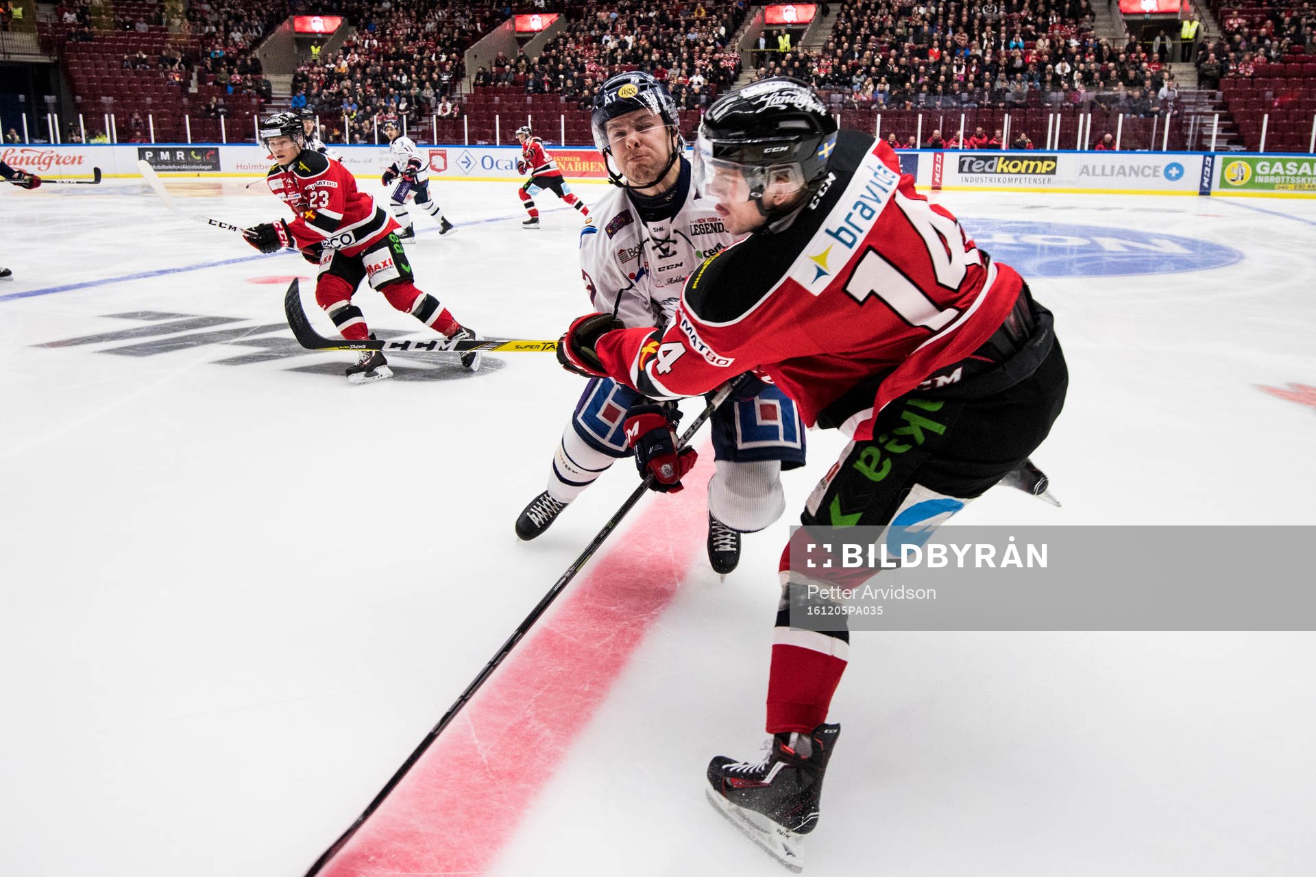 Linköpings Andrew Gordon tacklar Malmö Redhawks