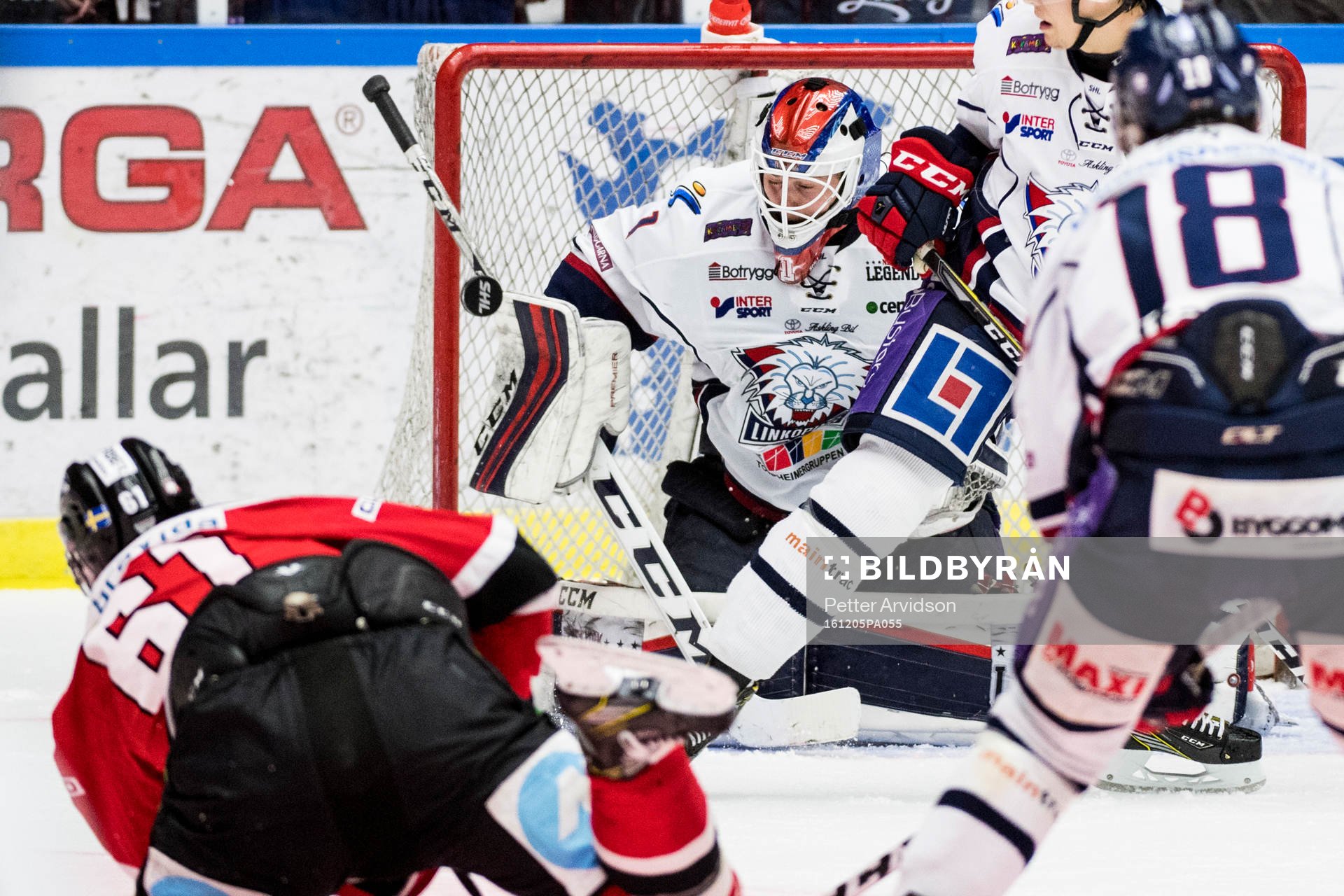 Malmö Redhawks Nicklas Jadeland skjuter mot Linköpings