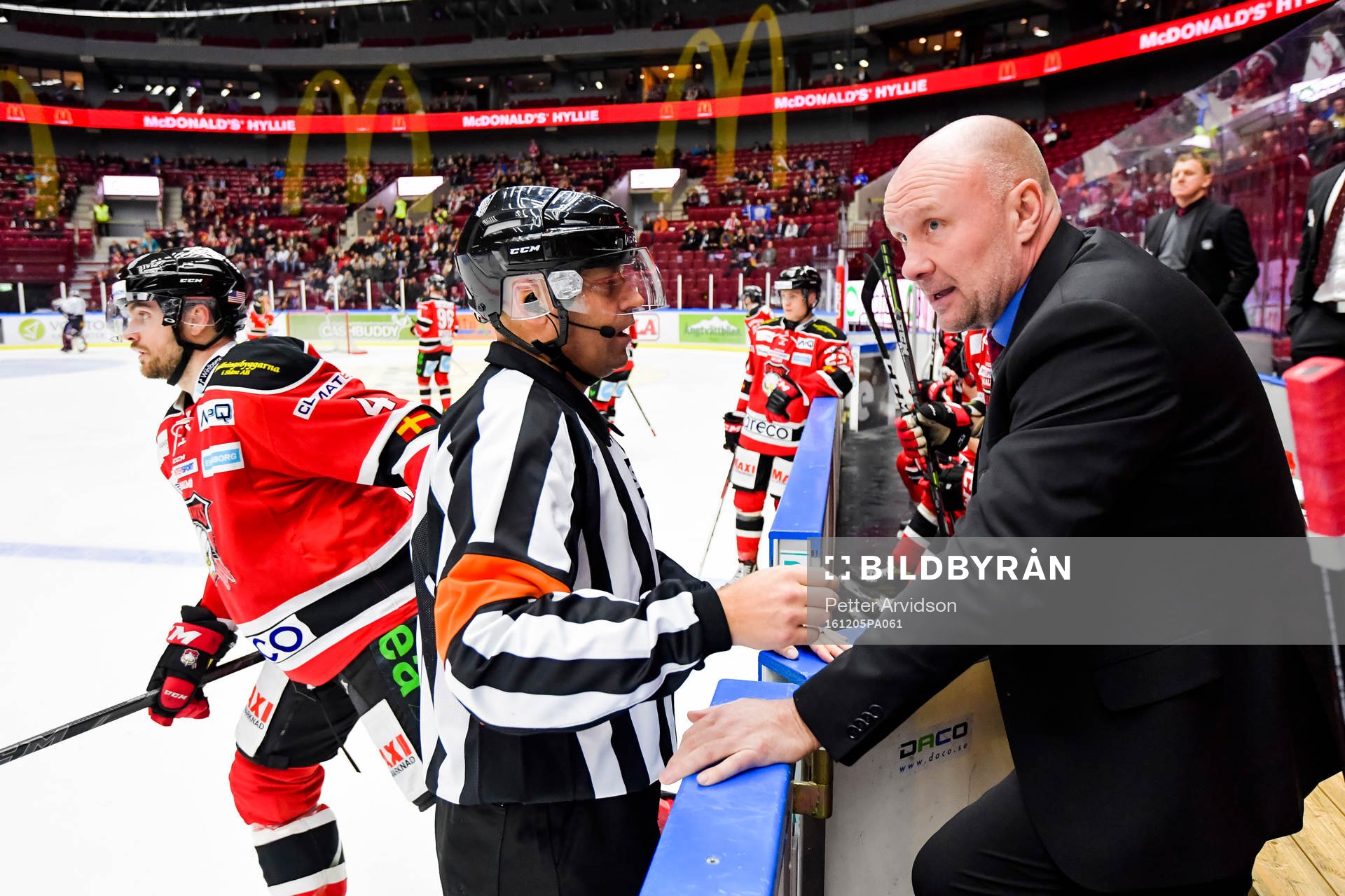 Domaren informerar Malmö Redhawks assisterande tränare