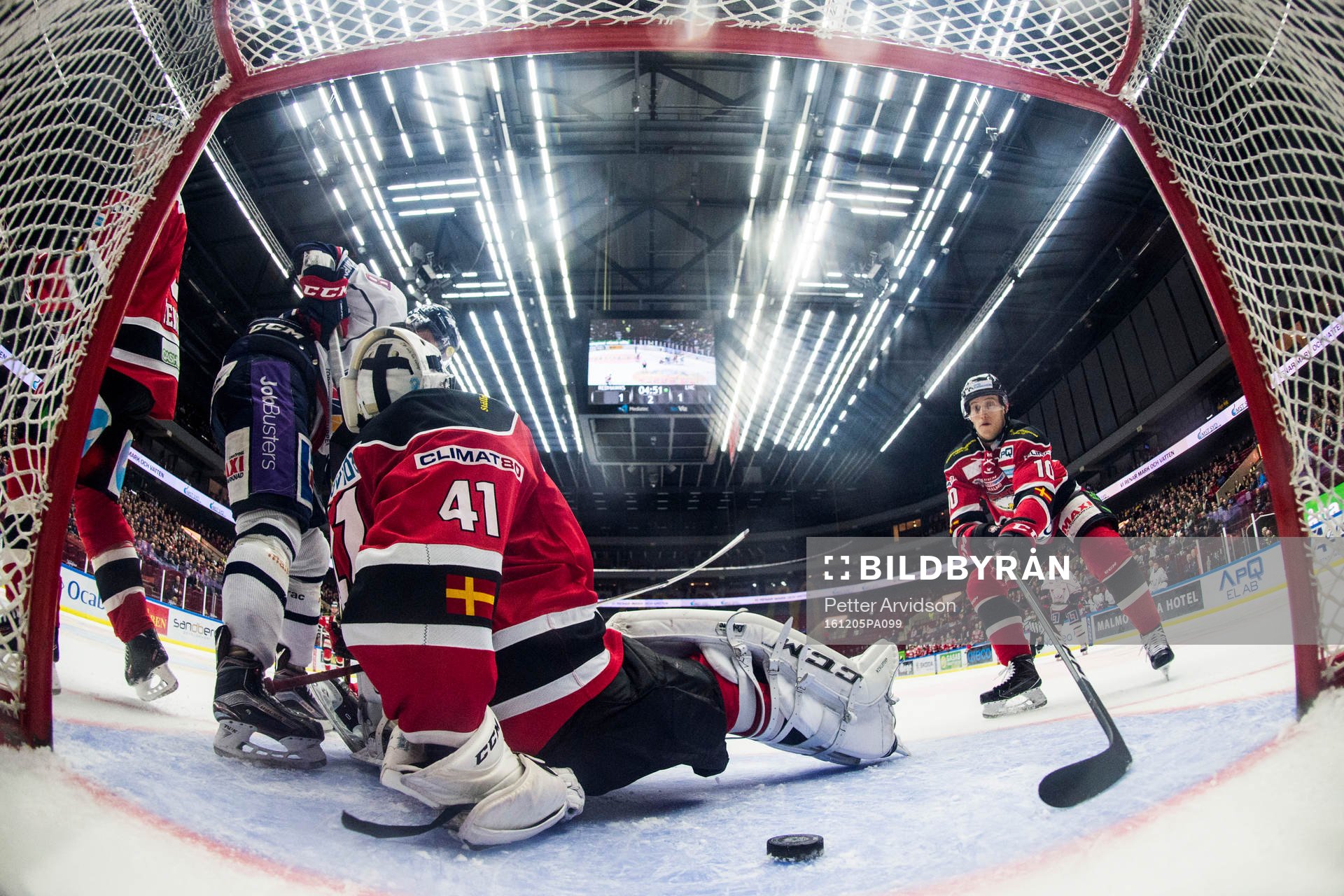 Malmö Redhawks Robin Alvarez räddar på mållinjen bakom