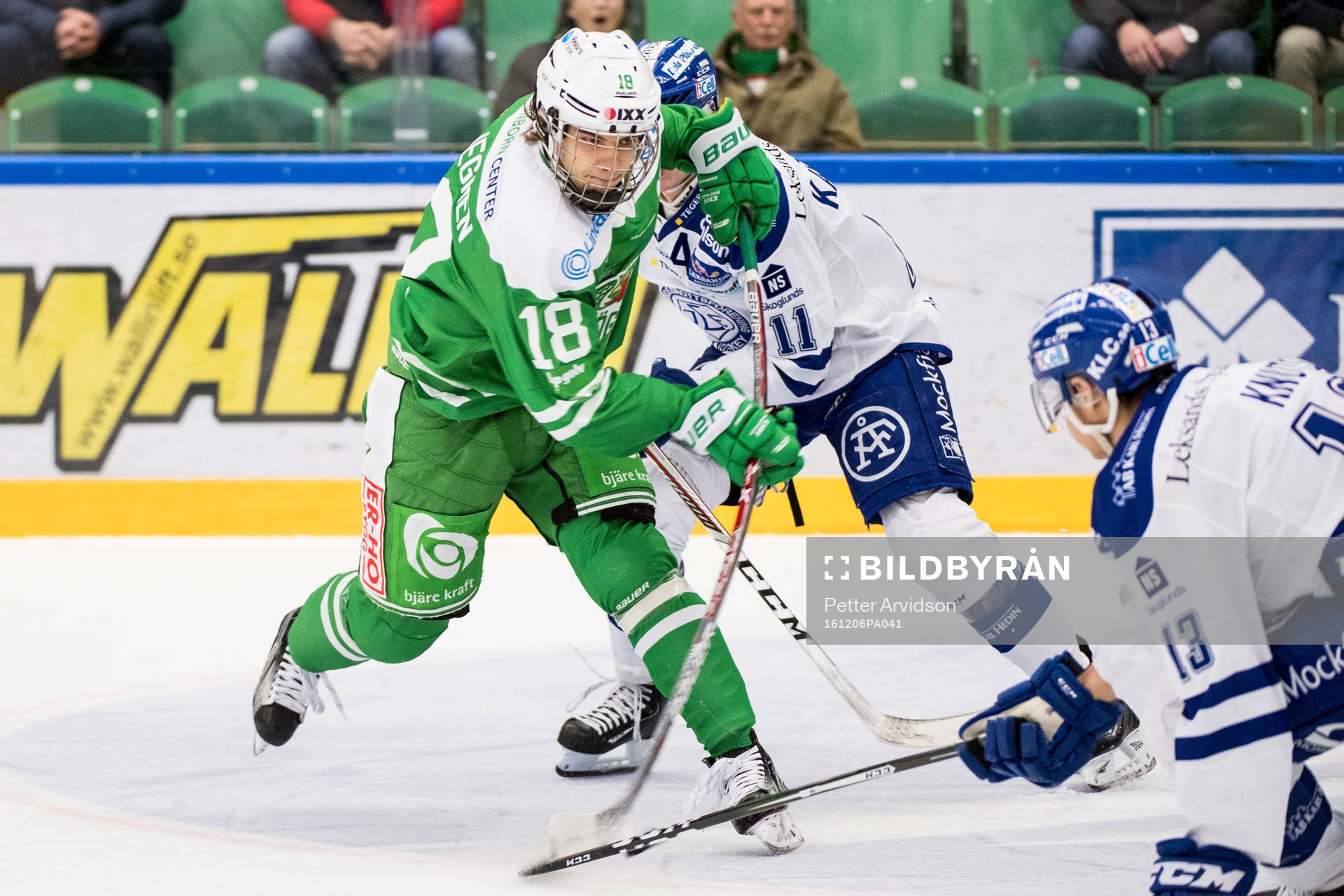 Rögles Timothy Liljegren testar skott
