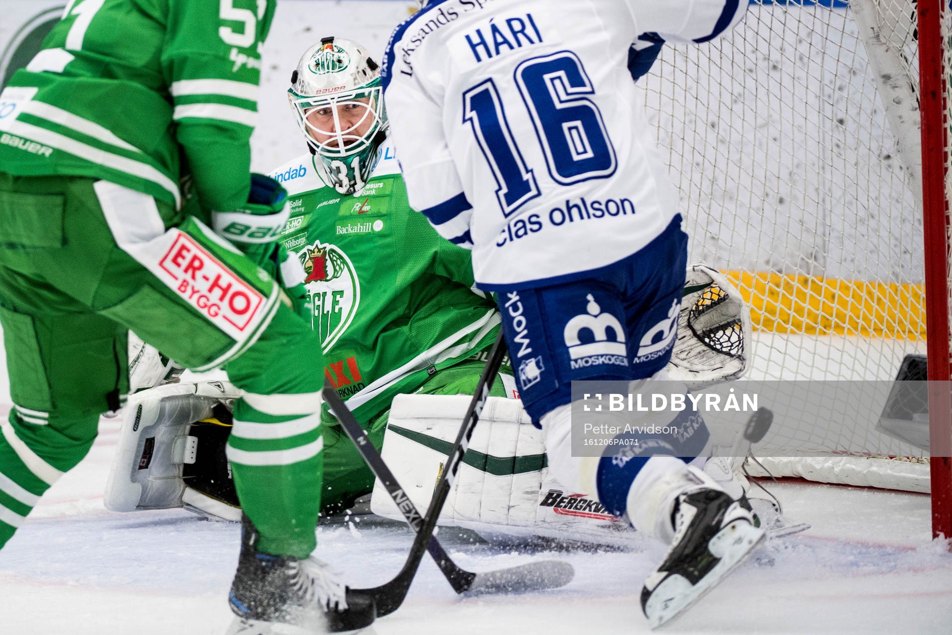 Leksands János Hári oroar vid Rögles målvakt Oscar Dansk