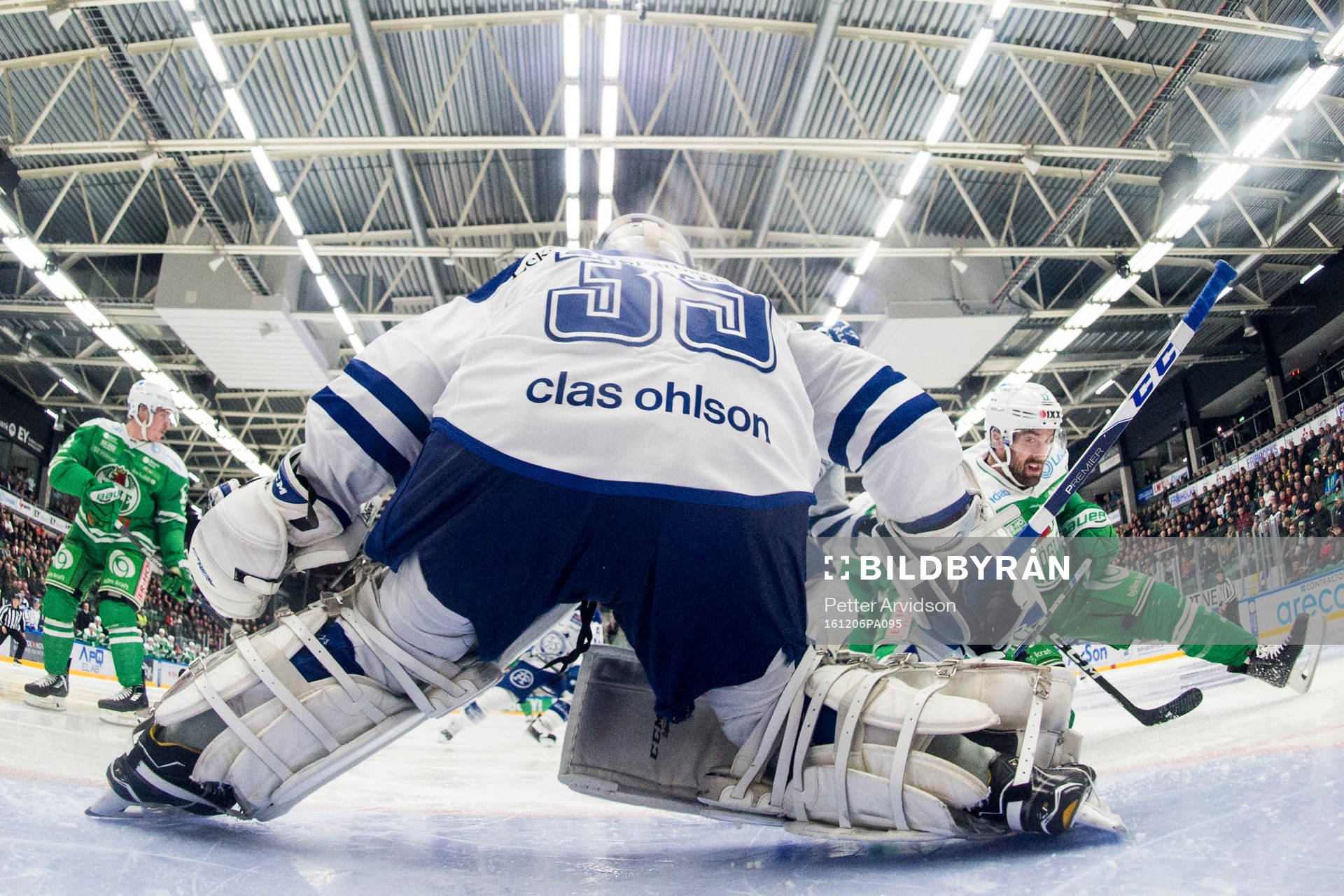 Rögles Taylor Matson oroar vid Leksands målvakt Atte