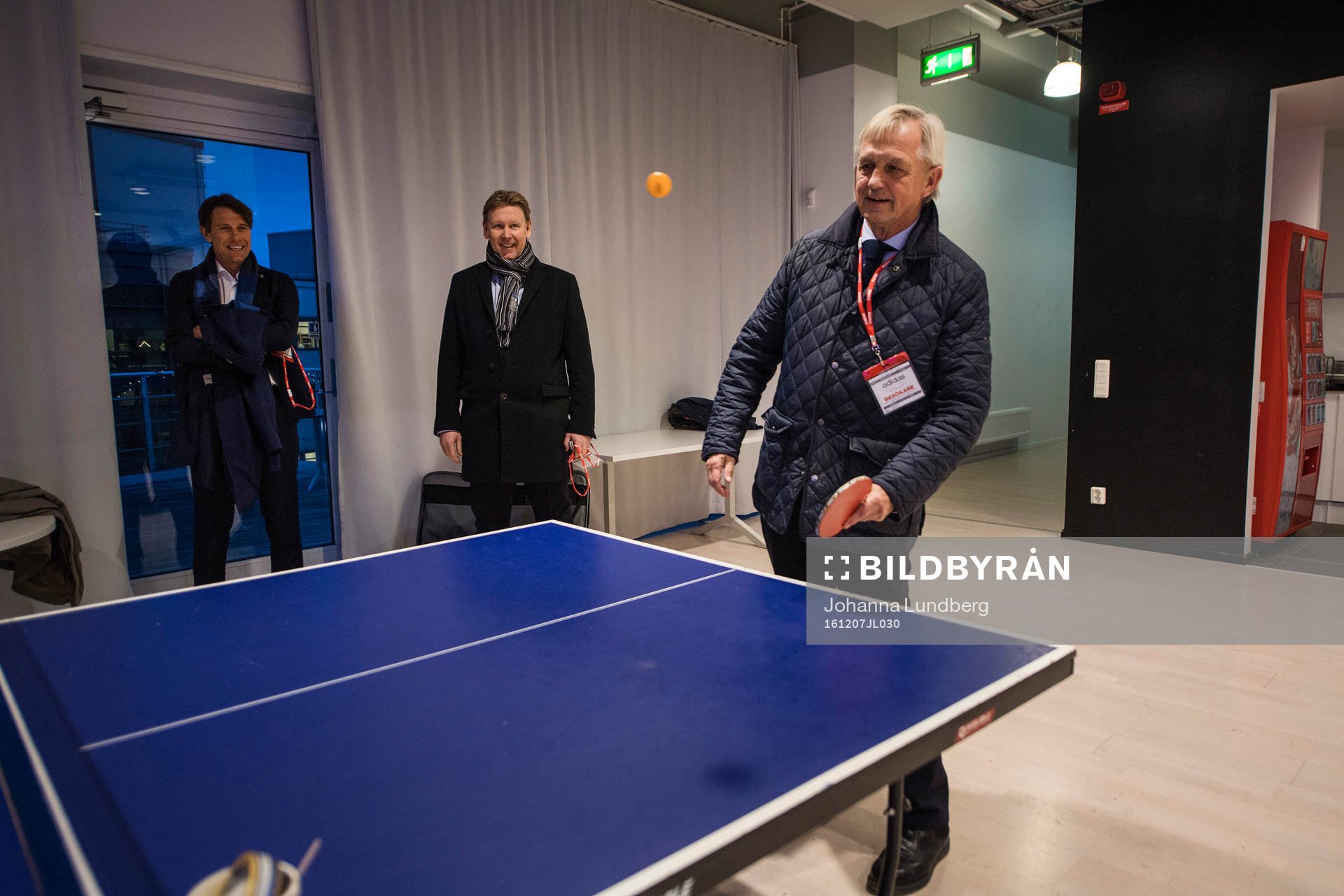 Sveriges landslagschef Lars Richt spelar bordtennis
