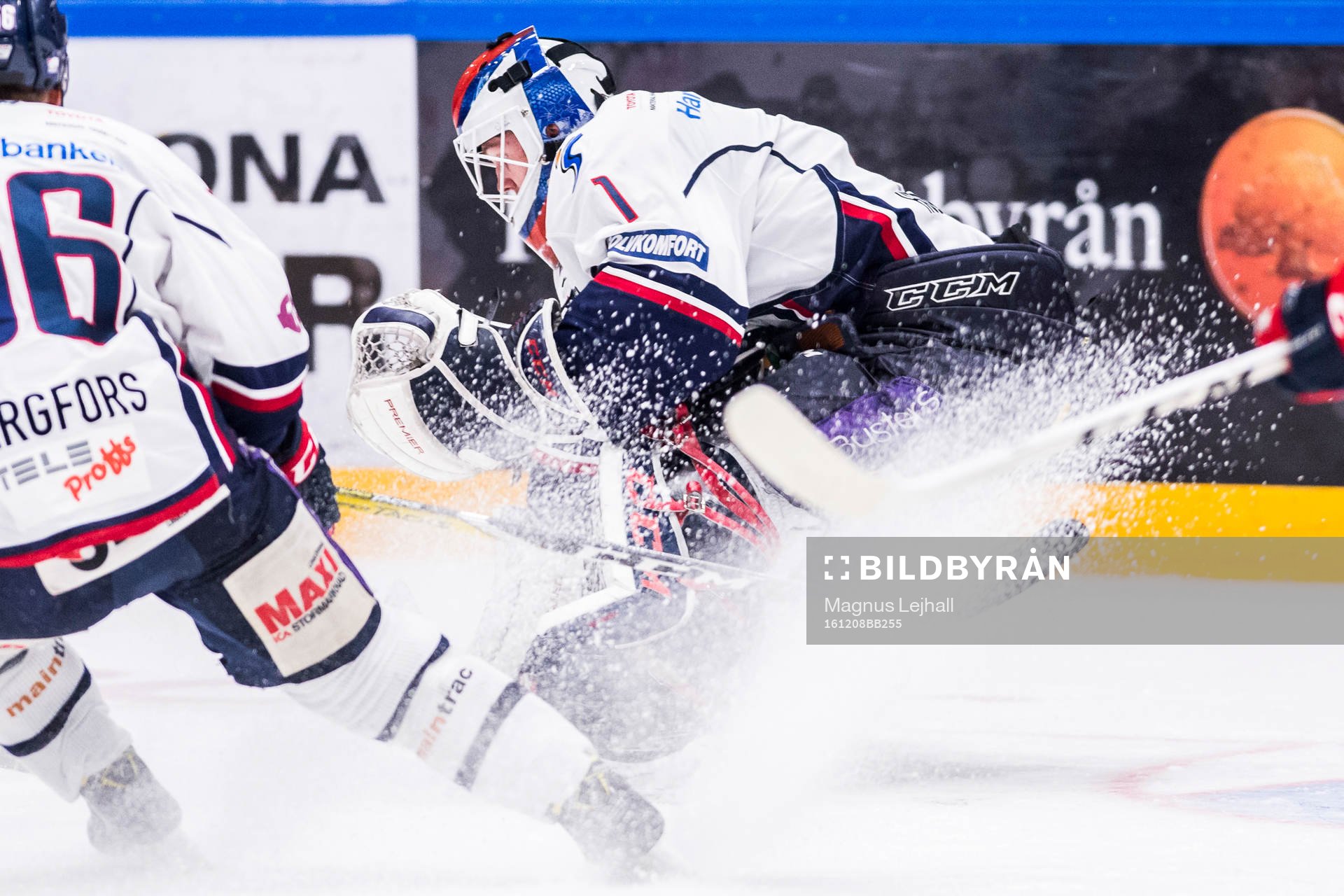 Linköpings målvakt Marcus Högberg räddar
