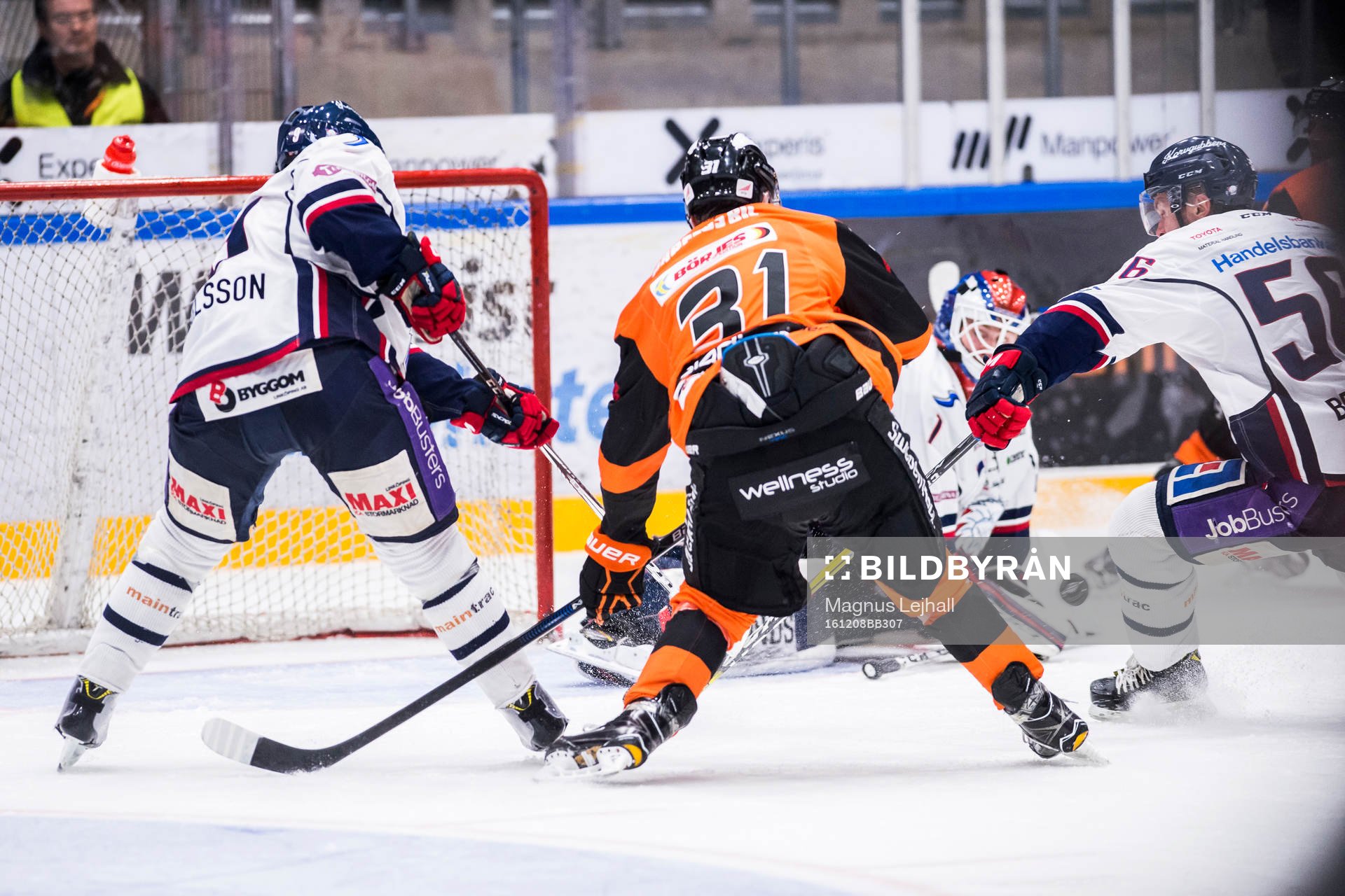 Karlskronas Marcus Paulsson framför Linköpings mål