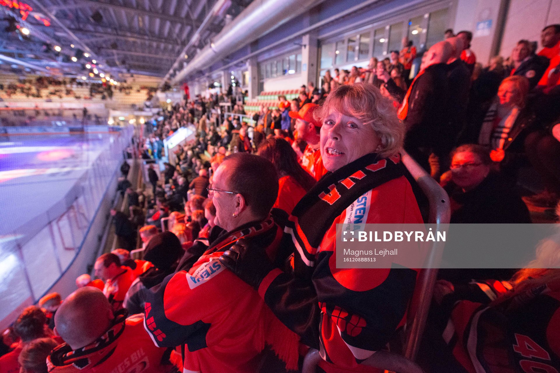 Karlskrona supportrar jublar innan  ishockeymatchen i SHL
