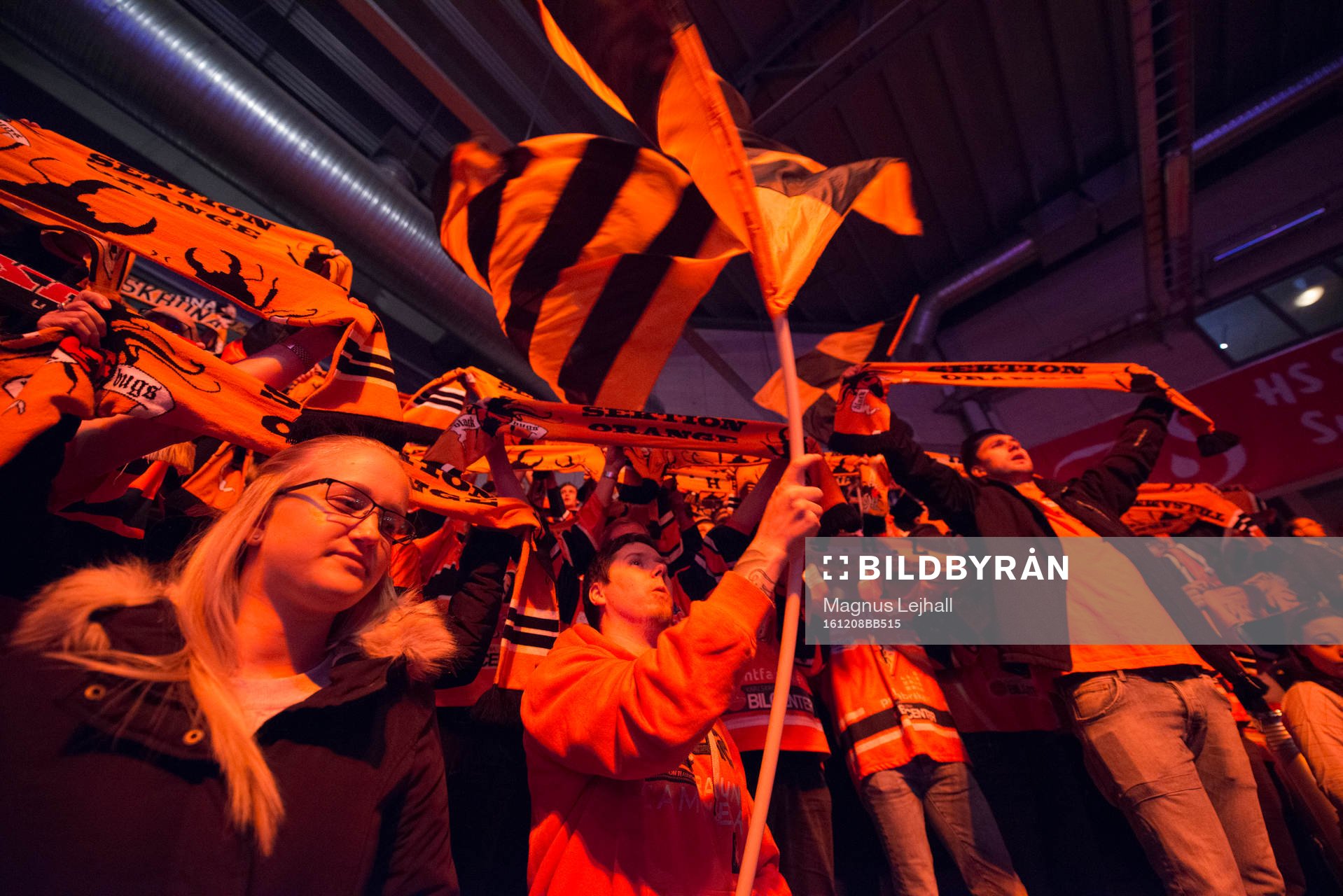 Karlskrona supportrar jublar innan  ishockeymatchen i SHL