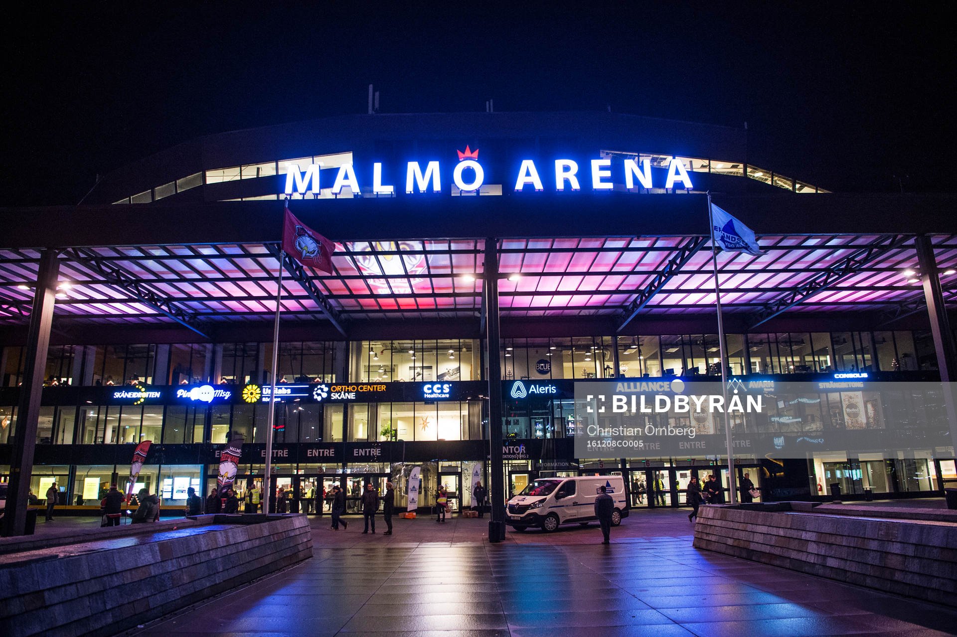 Exteriör. Nattbild på Malmö Arena innan ishockeymatchen