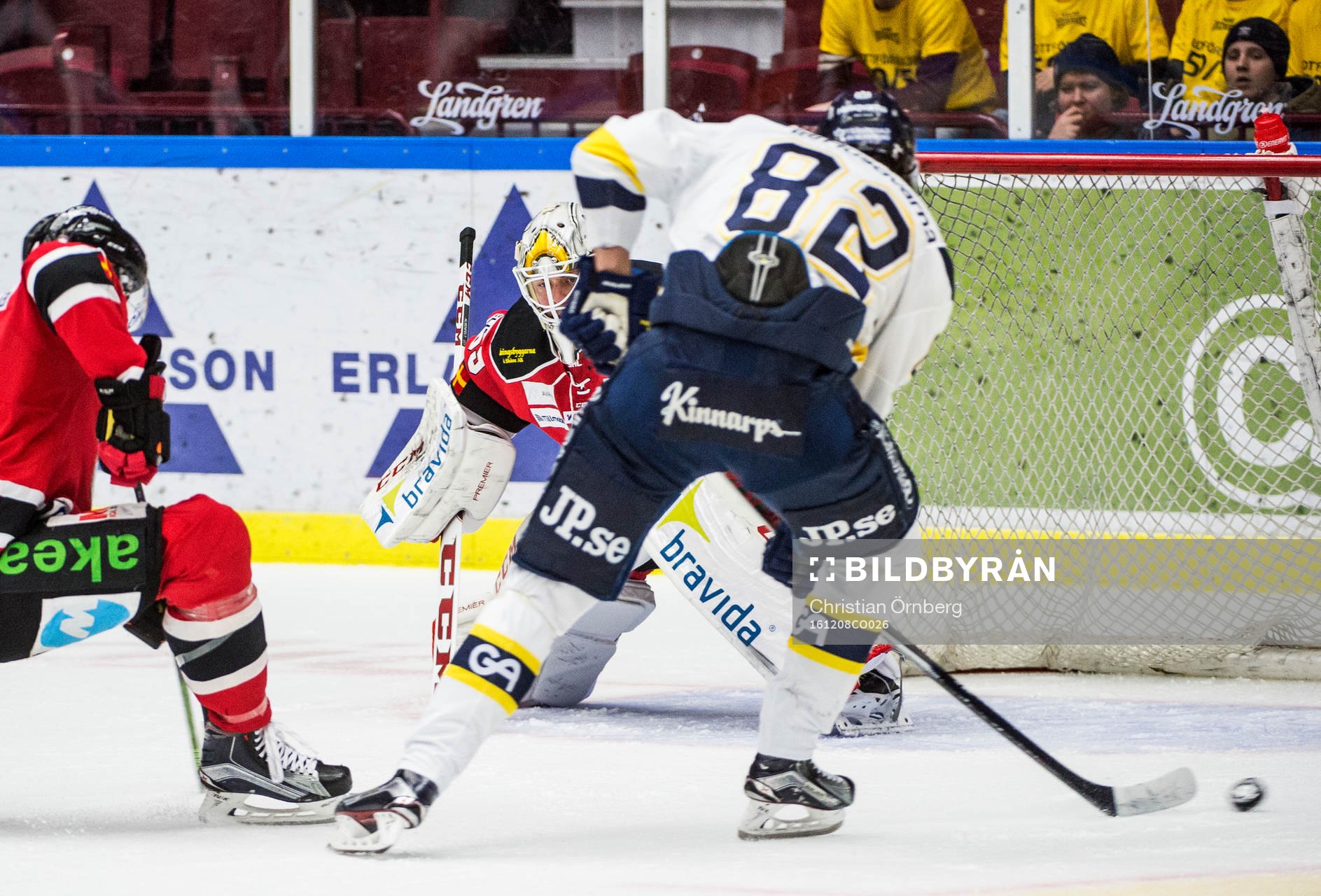 s Kevin Stenlund mot Malmö Redhawks målvakt Oscar