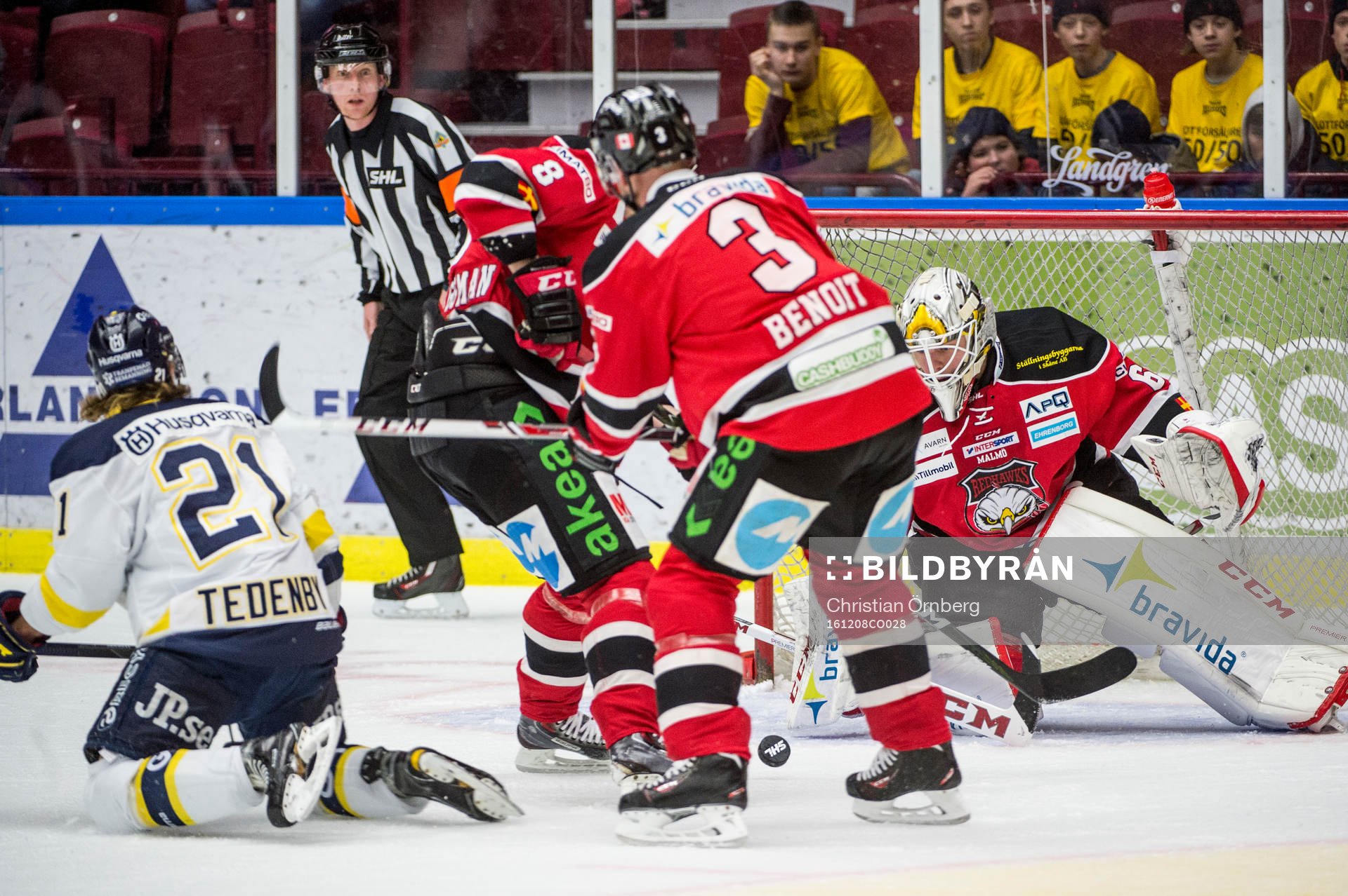 s Mattias Tedenby framför Malmö Redhawks Lars Bryggman
