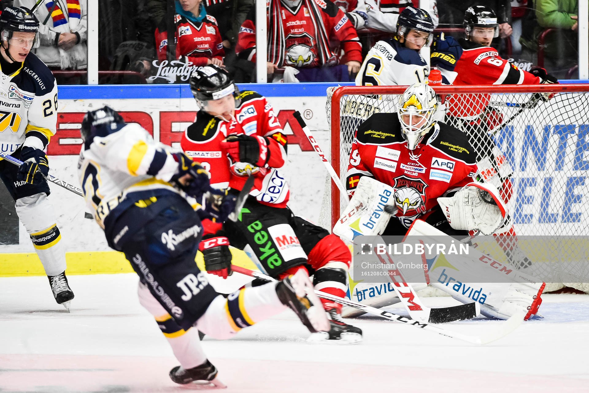 s Christoffer Törngren provar skott mot Malmö Redhawks