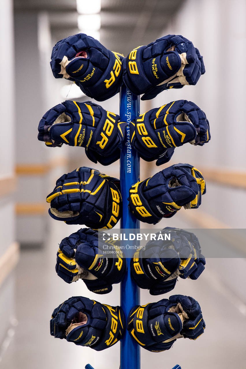 Ishockeyhandskar på ställ innan ishockeymatchen i SHL