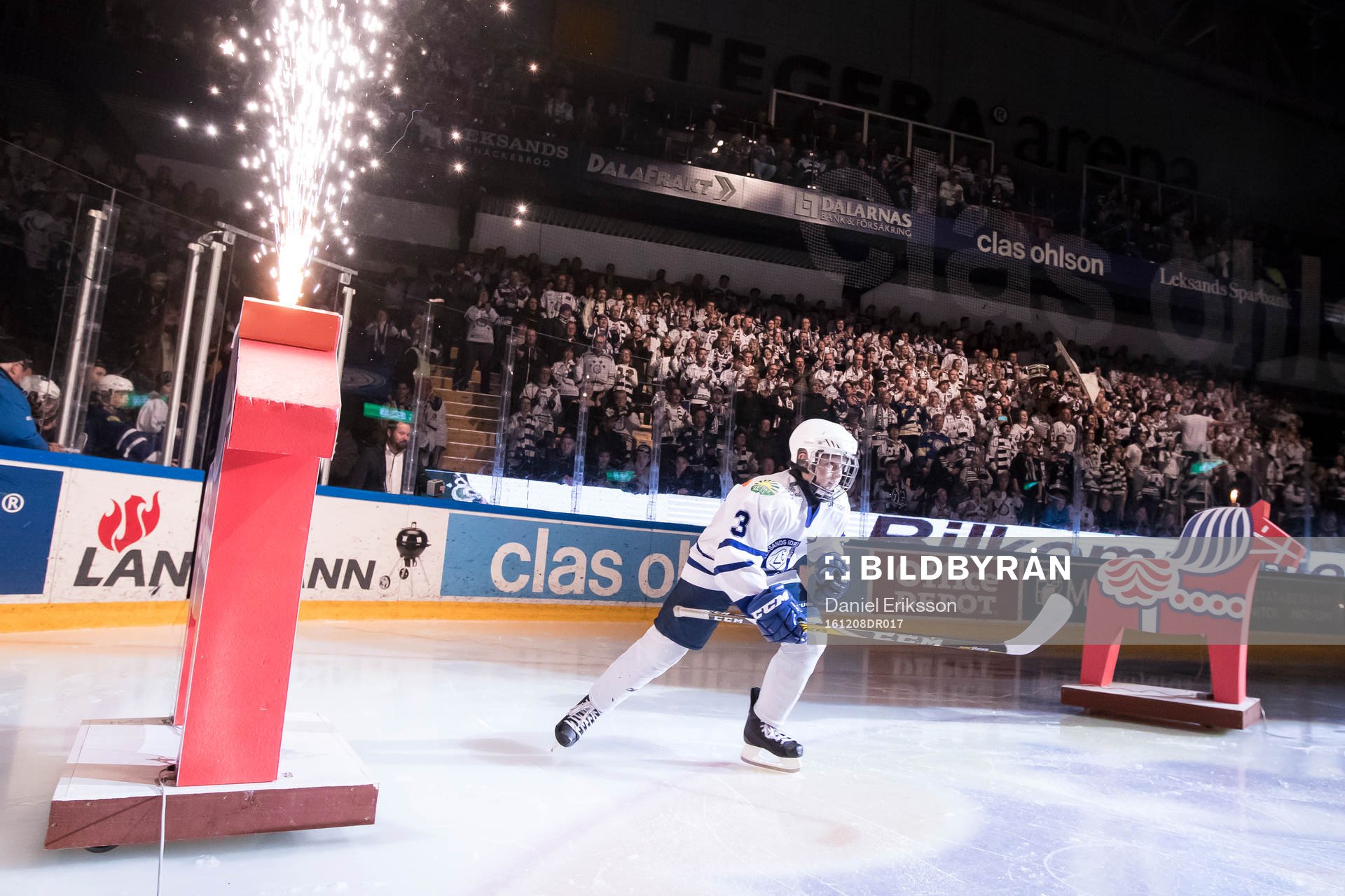 Matchens knatte Hugo Alvin gör entre i ishockeymatchen i