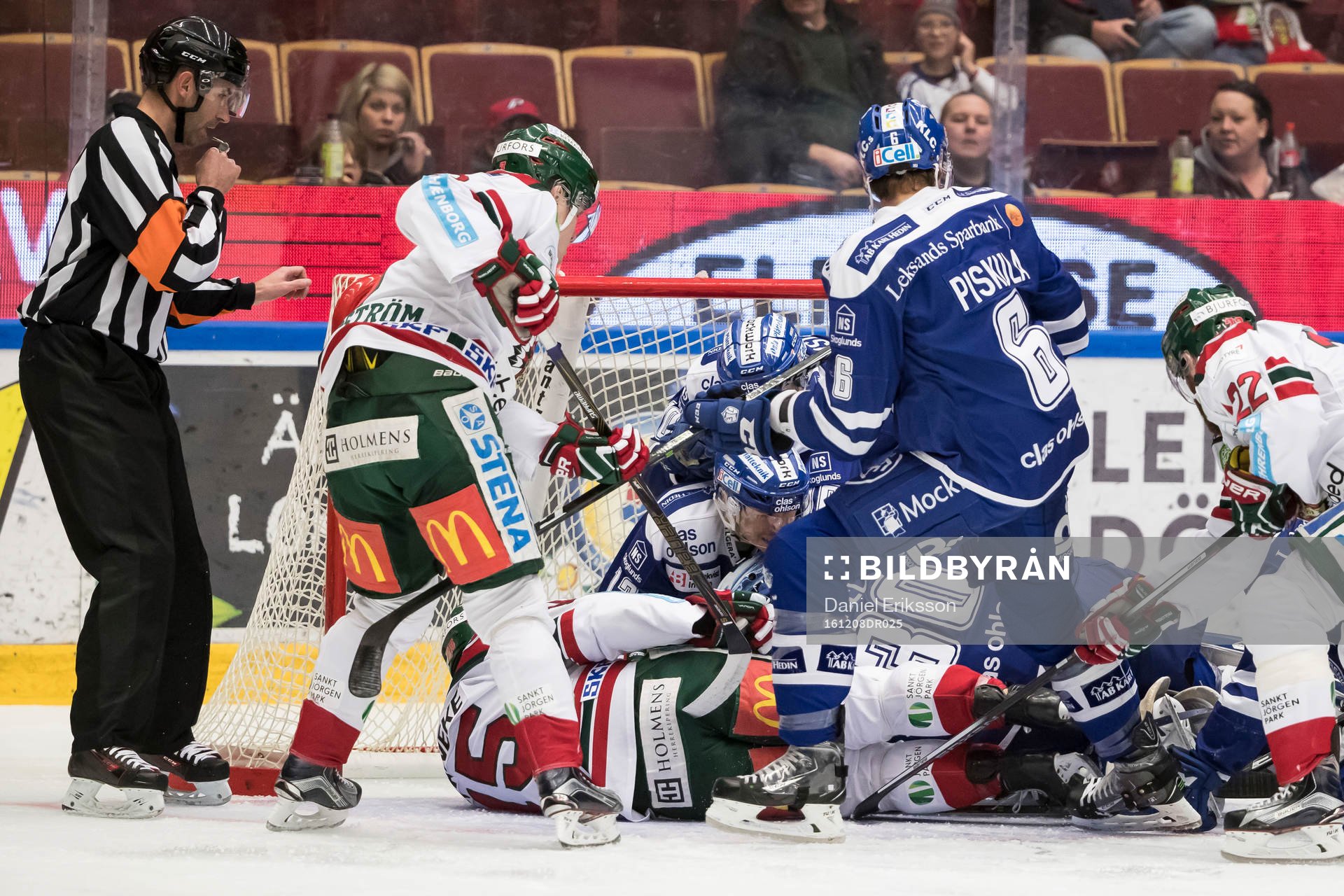Trångt framför Leksands målvakt Henrik Haukeland  i