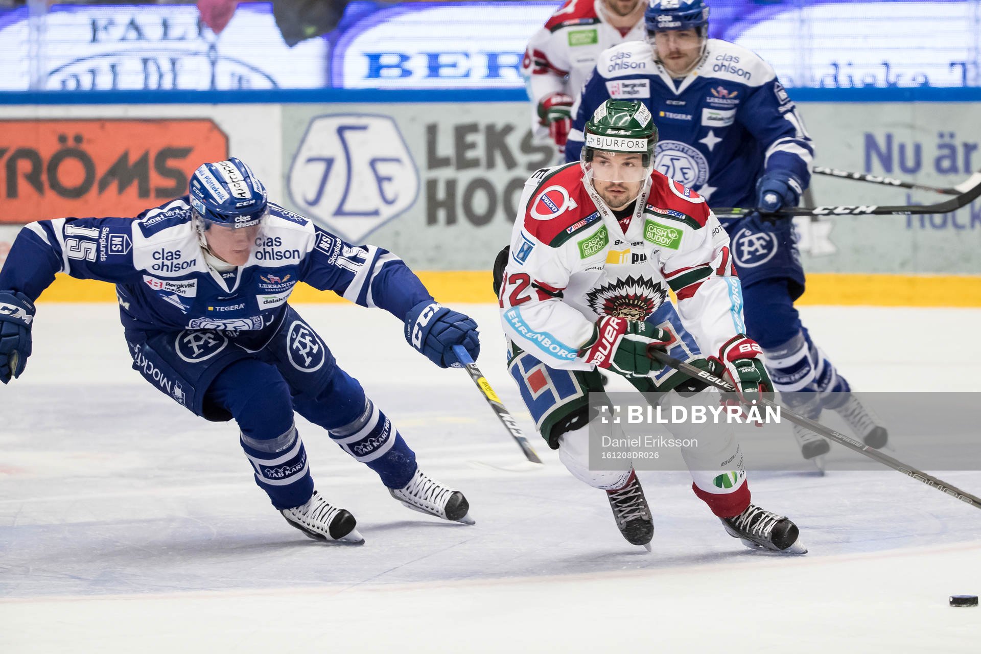 Leksands Johan Porsberger jagar Frölundas Joni Ikonen  i