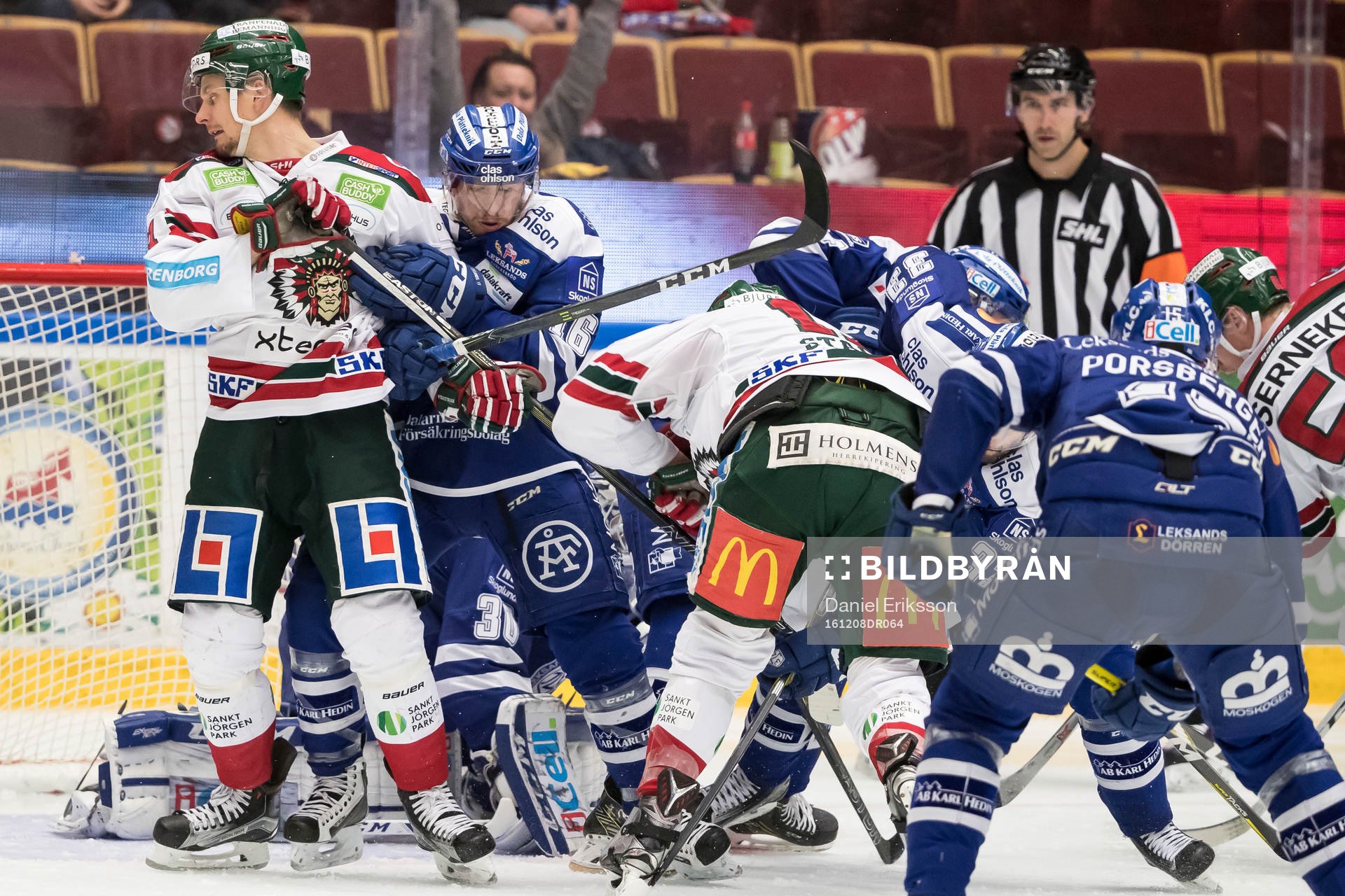 Trångt framför Leksands målvakt Henrik Haukeland János
