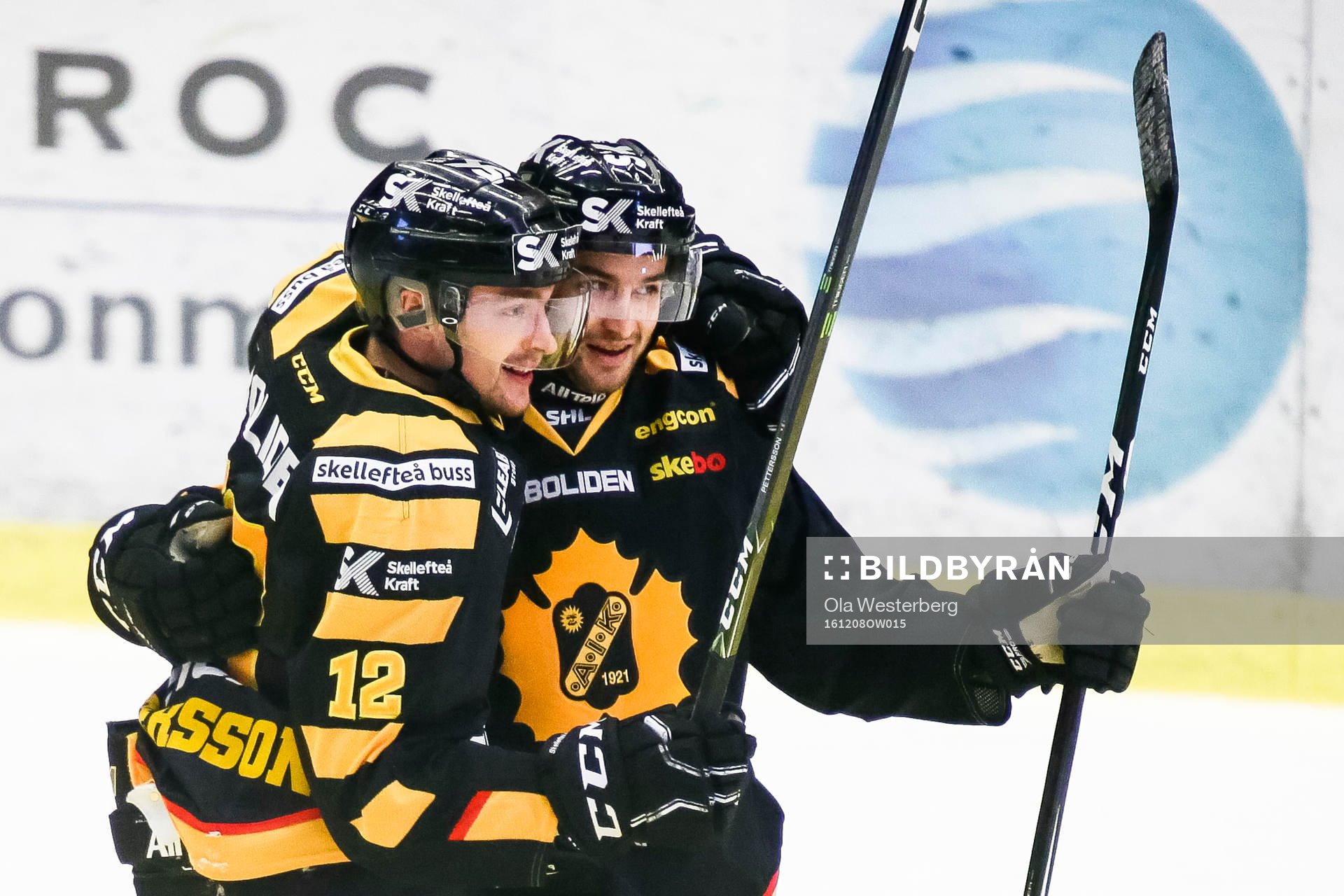 Skellefteås Andrew Calof och Adam Pettersson jublar