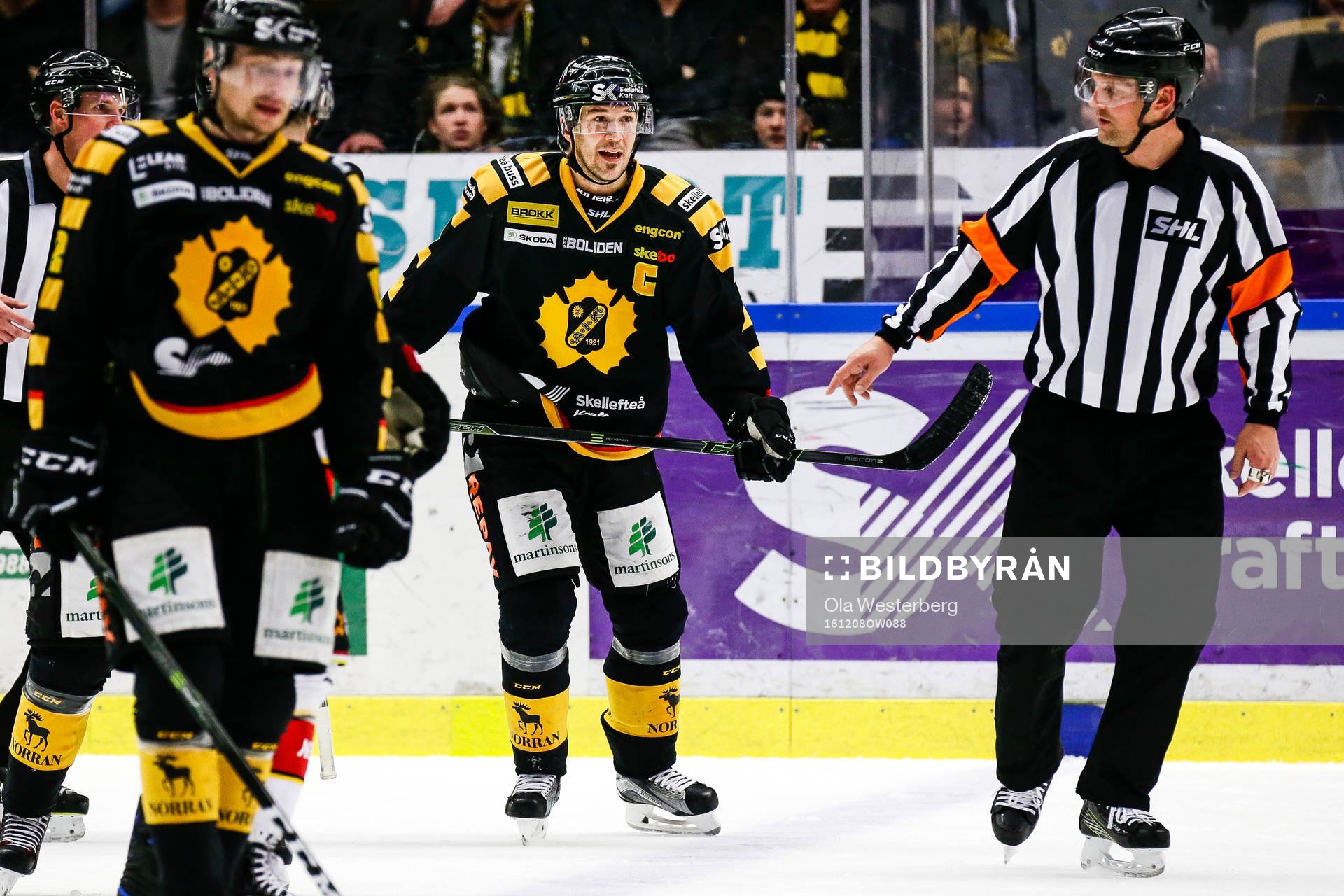 Skellefteås Jimmie Ericsson skriker åt domaren Mikael Nord