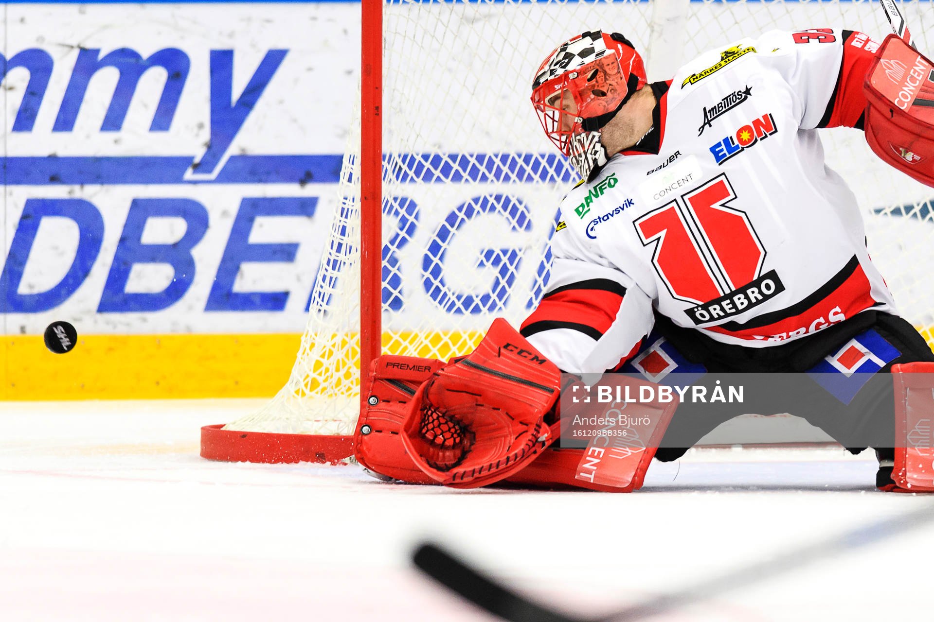 Örebros målvakt Julius Hudacek räddar ett skott