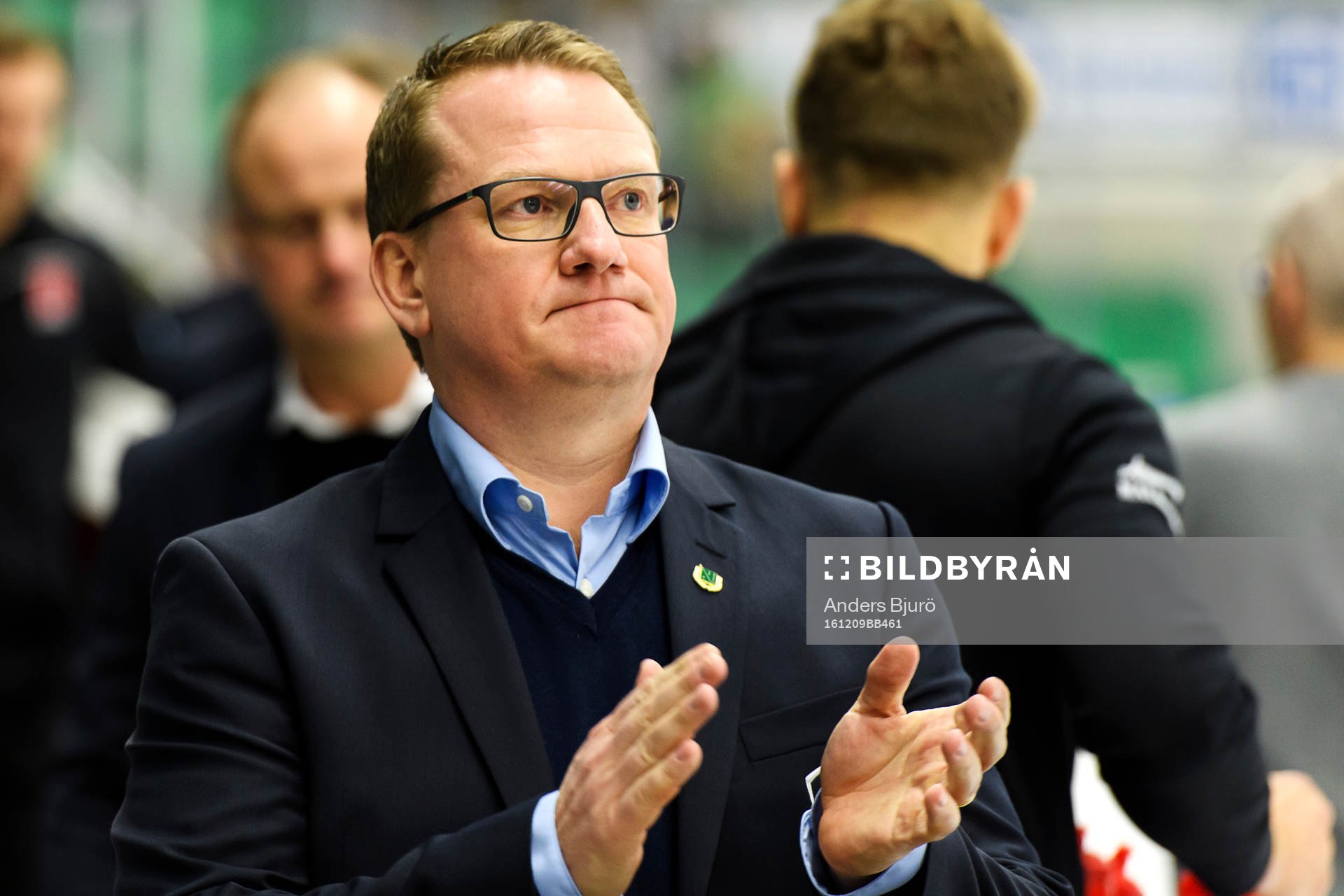 Rögles assisterande tränare Magnus Bogren applåderar