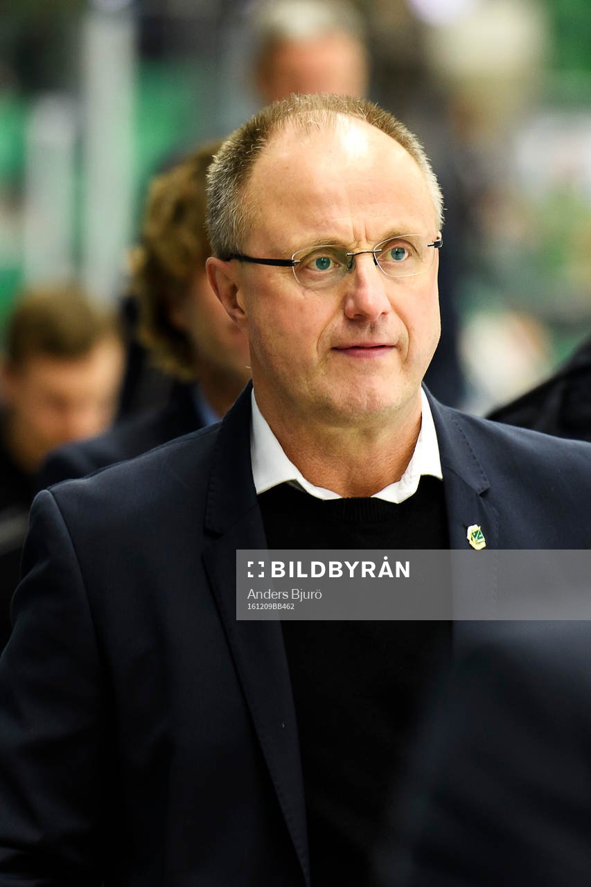 Rögles tränare Anders Eldebrink lämnar isen
