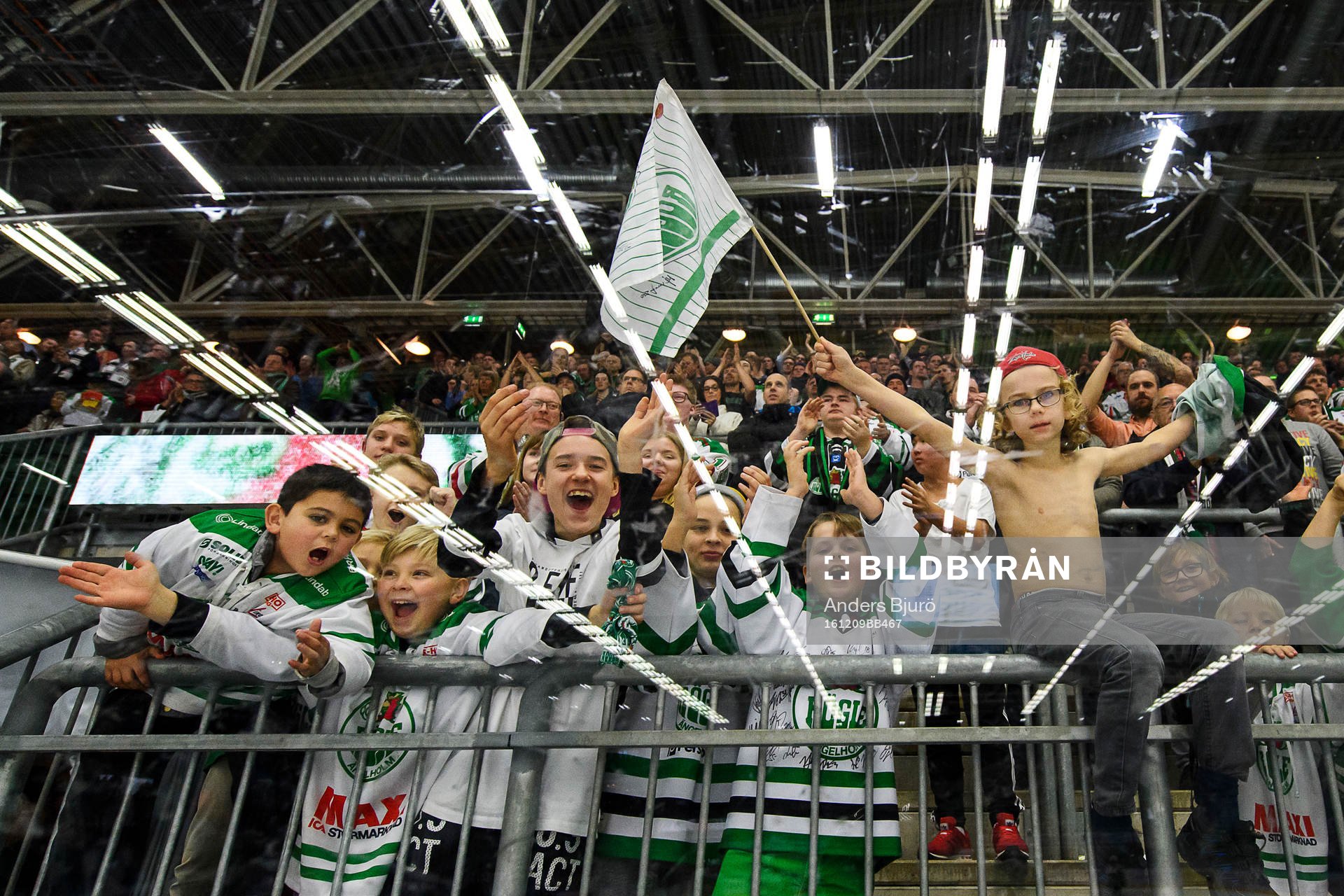Rögles unga supporters jublar