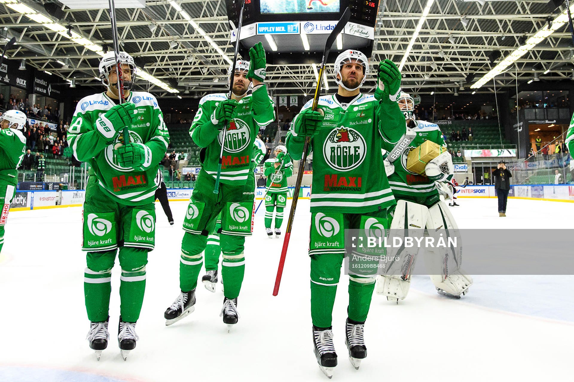 Rögles spelare jublar och tackar sina supporters